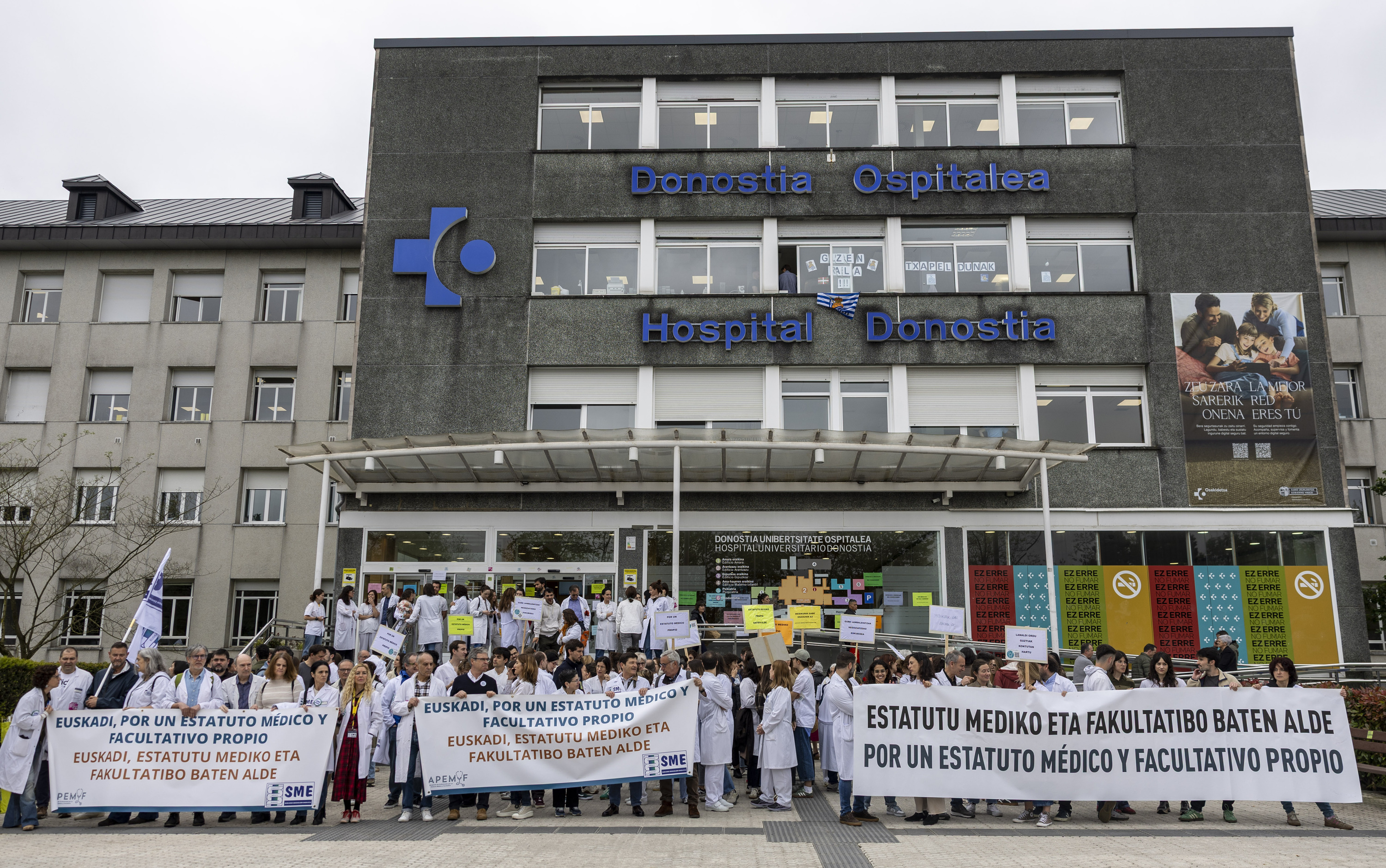Medikuek kontzentrazioa egin dute gaur Donostia ospitalearen aurrean, estatutu propio bat eskatzeko. JAVIER ETXEZARRETA / EFE