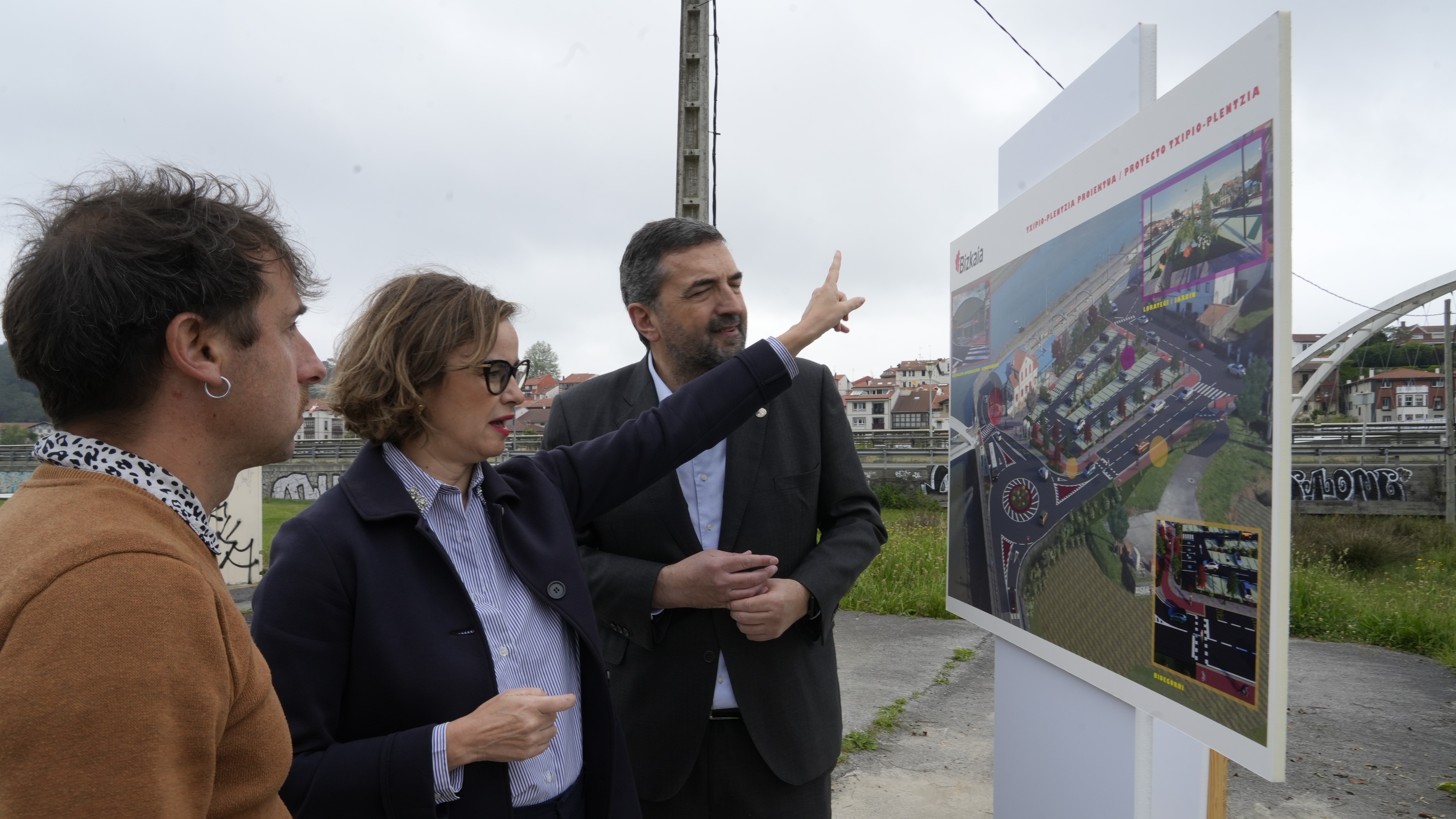 Aitor Garagarza Plentziako alkatea, Elixabete Etxanobe Bizkaiko ahaldun nagusia eta Carlos Alzaga Bizkaiko Azpiegituretarako eta Lurralde Garapenerako diputatua, gaur, Plentzian. BERRIA