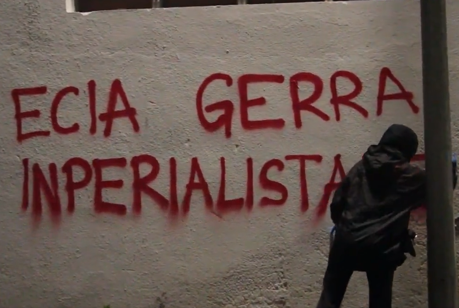 Jarkiko kide bat ECIAren Markina-Xemeingo lantegian pintaketa egiten. JARDUN KOORDINADORA