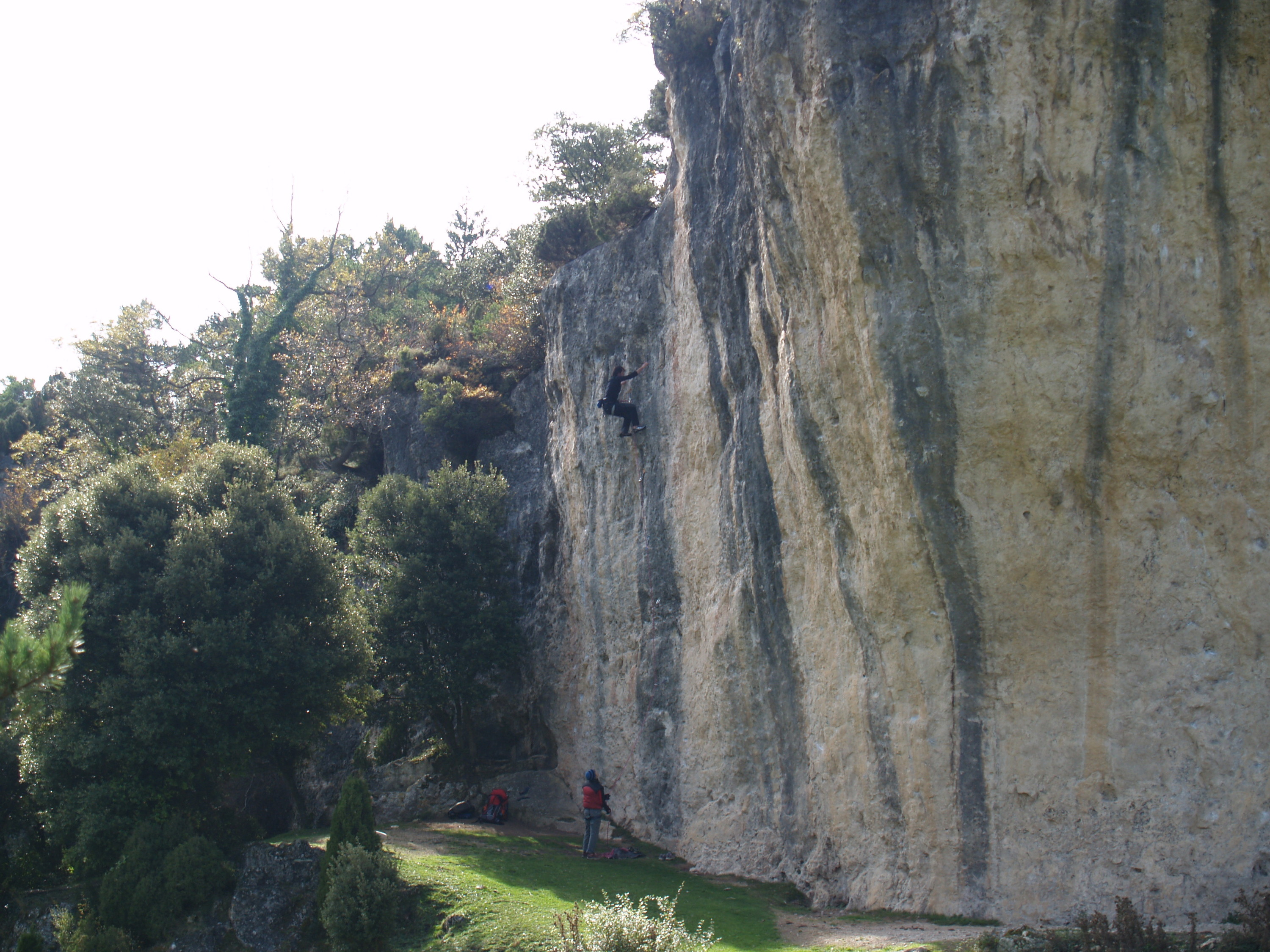 Eskalatzaile bat San Martin Valparaisoko formetan eskalatzen. BERRIA