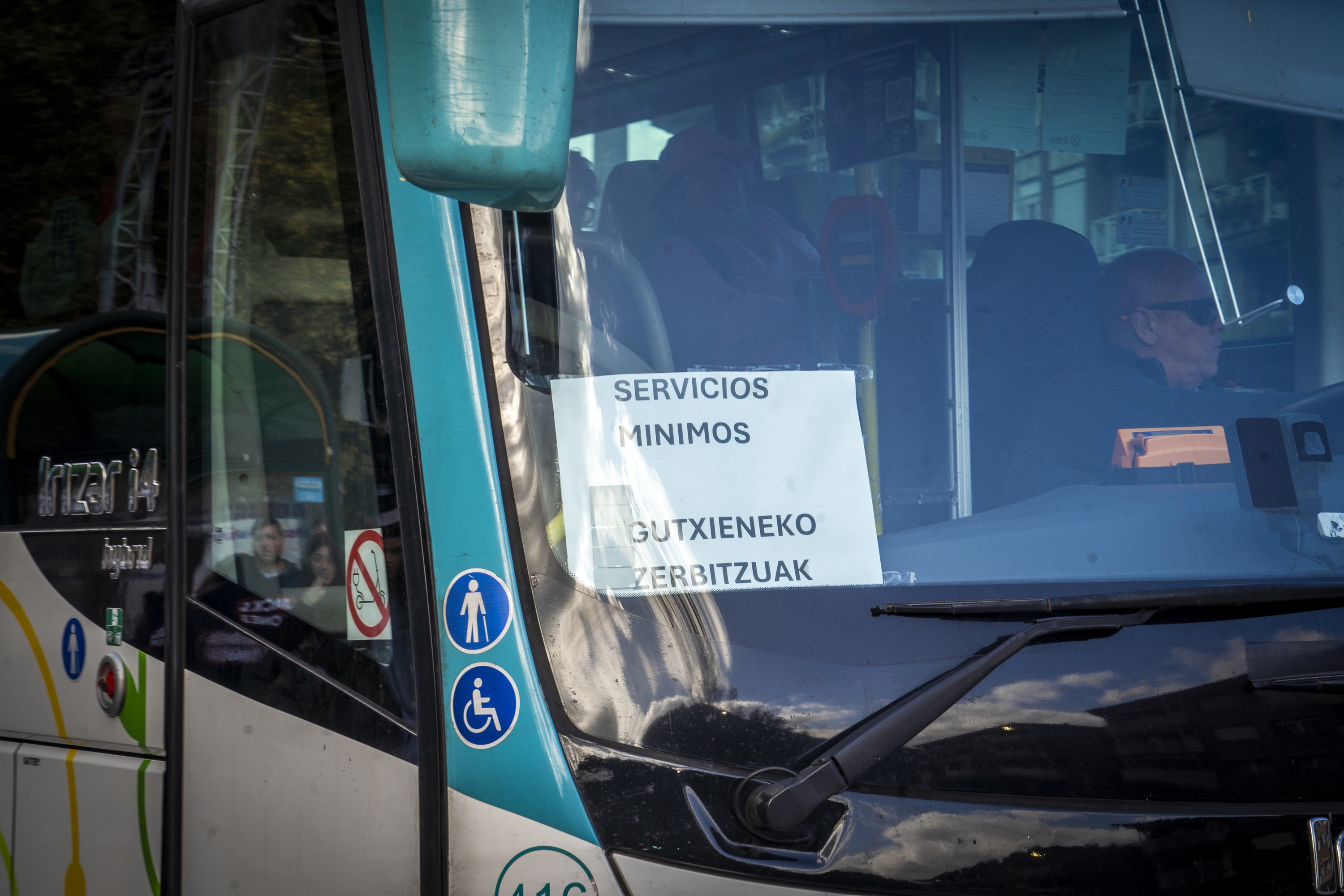 Autobus bat, iazko greba egun batean, Bergaran. GORKA RUBIO / FOKU