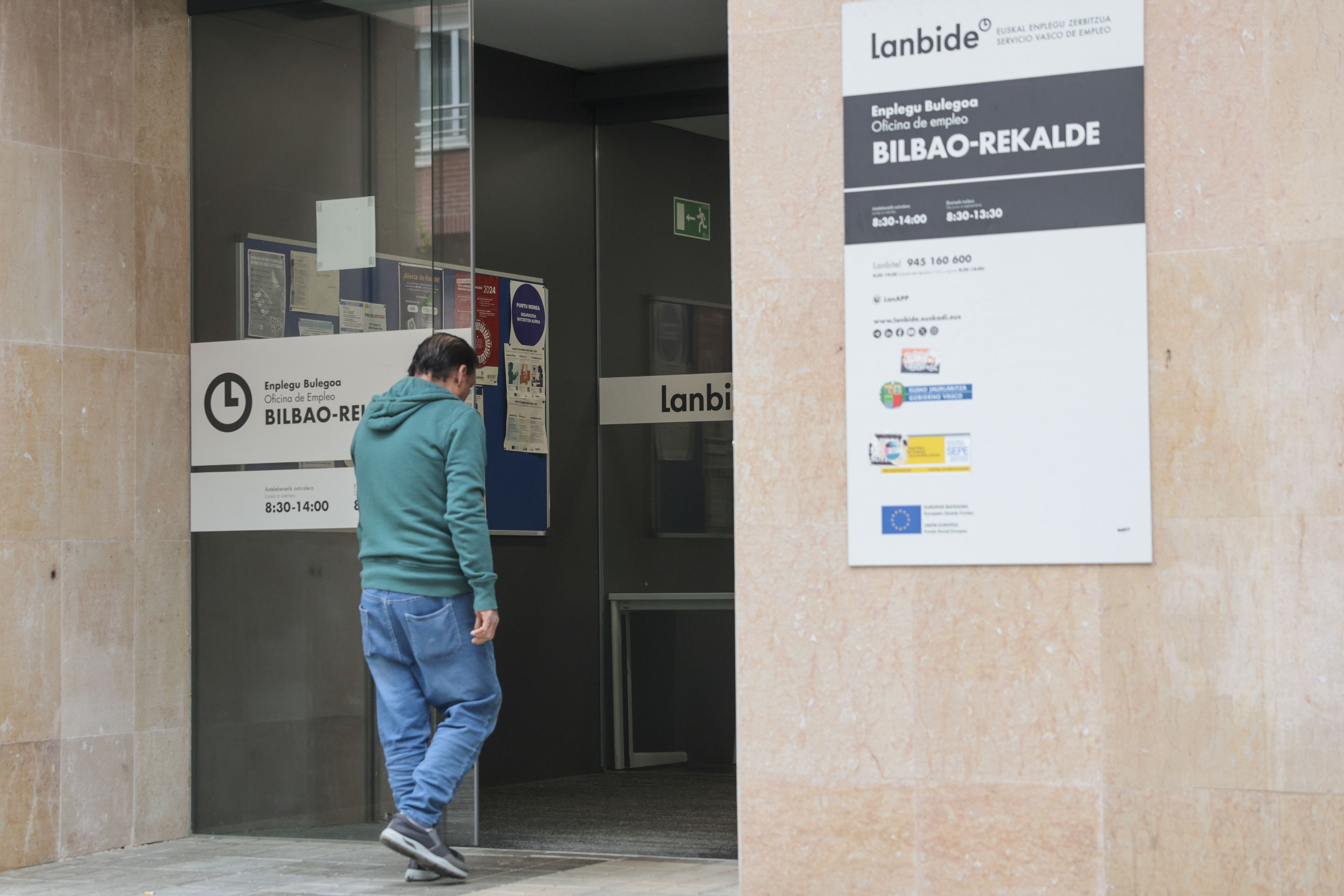 Gizonezko bat Lanbideren Bilboko bulego batean sartzen, gaur goizean. LUIS TEJIDO / EFE