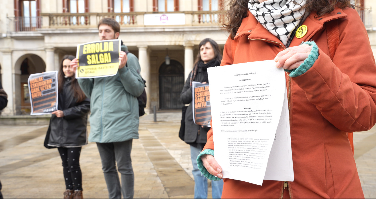 Erroldarik Gabe Bizitzerik Ez plataformak egindako agerraldi bat, artxiboko irudi batean. ERROLDARIK GABE BIZITZERIK EZ