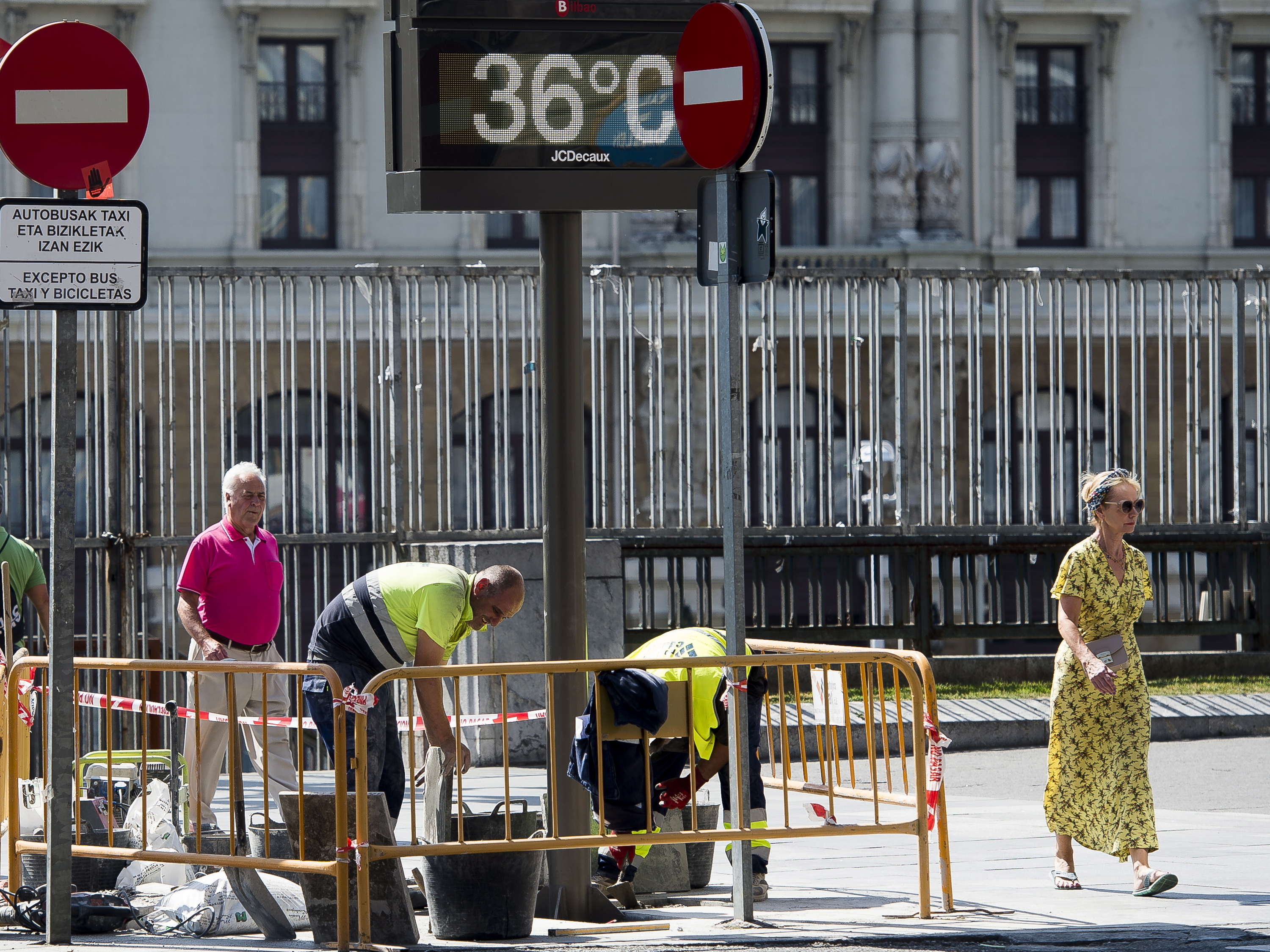 Igeltsero bat lanean bero handiko egun batean, Bilbon. LUIS JAUREGIALTZO / FOKU