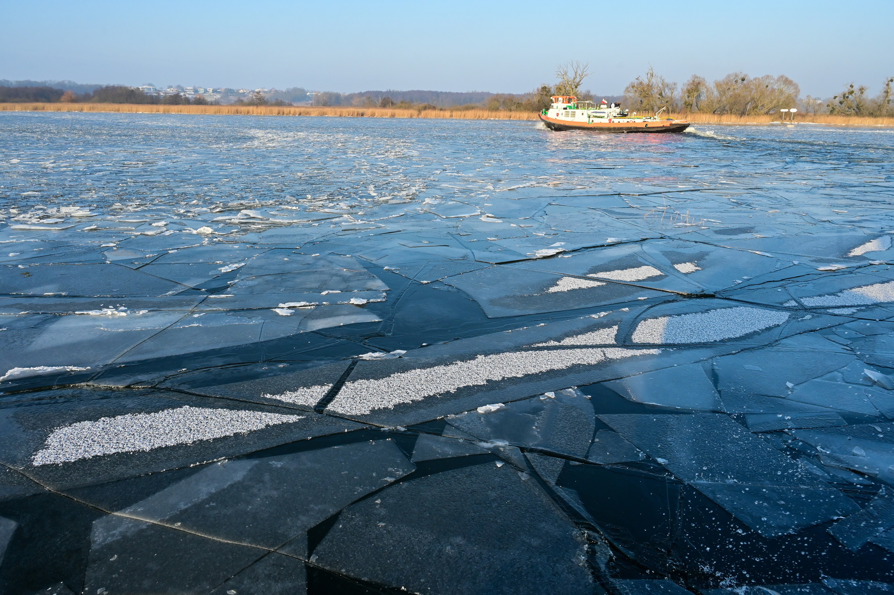 Izotza hausteko ontzi bat Odra ibaian, Poloniako Szczecin herrian, urte hasieran. MARCIN BIELECKI / EFE