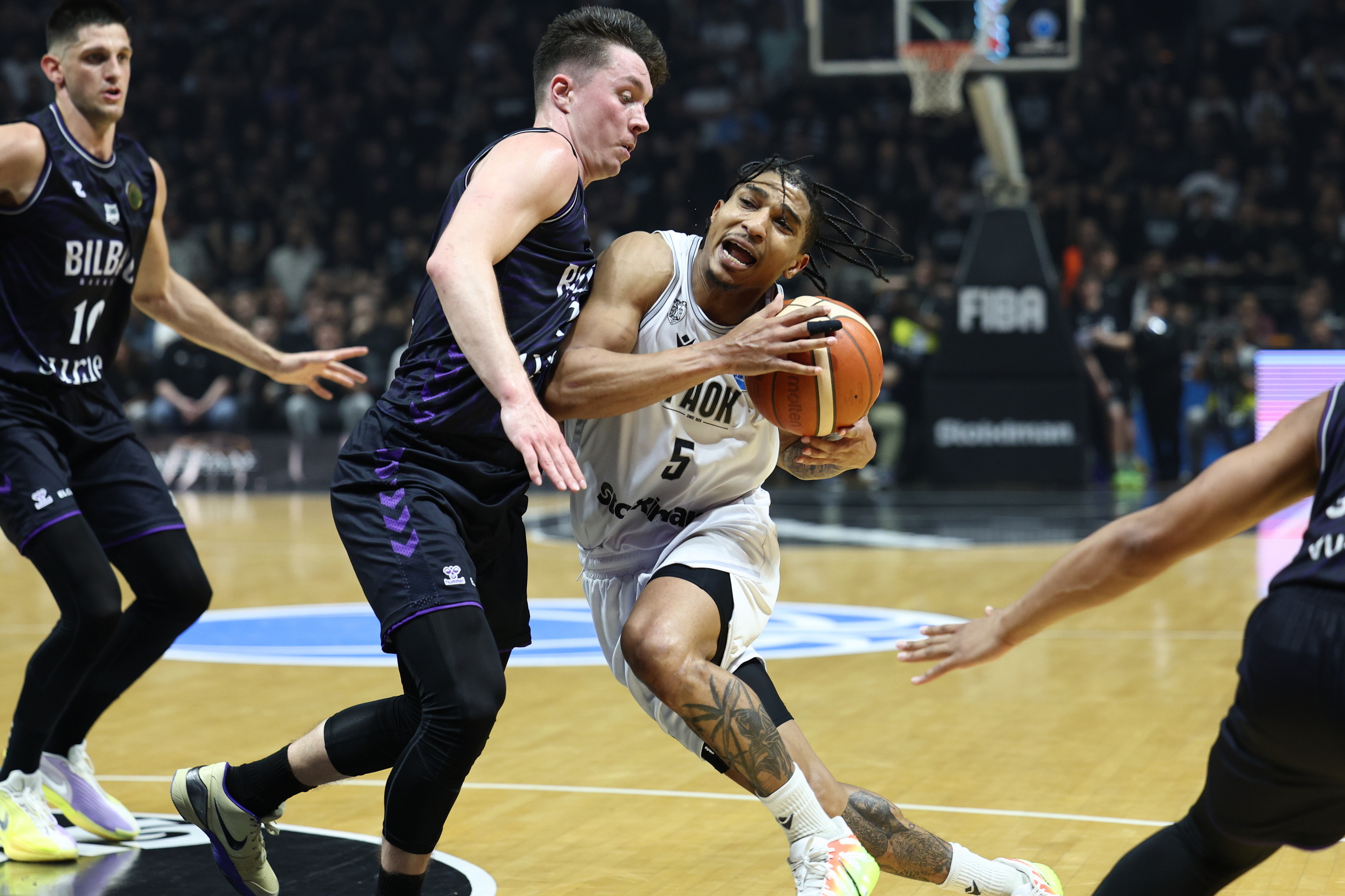 Bilbo Basketeko Justin Jaworski PAOKeko Breein Tyreeri baloia kendu nahian, Grezian jokatutako norgehiagokan. ACHILLEAS CHIRAS/EFE