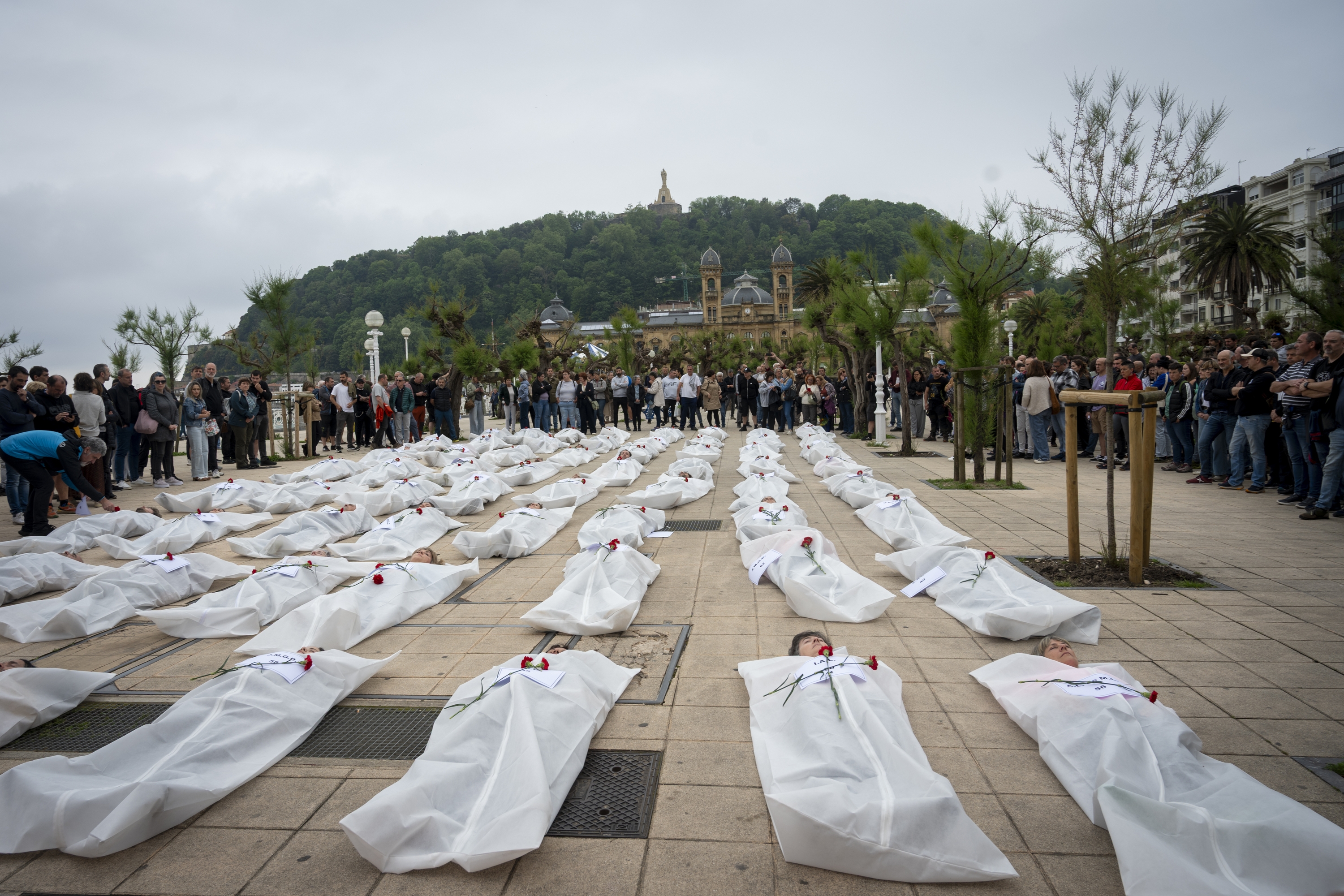 Sindikatuek egin duten mobilizazioaren amaiera, gaur, Donostian, Eusko Jaurlaritzaren egoitzaren parean. GORKA RUBIO / FOKU