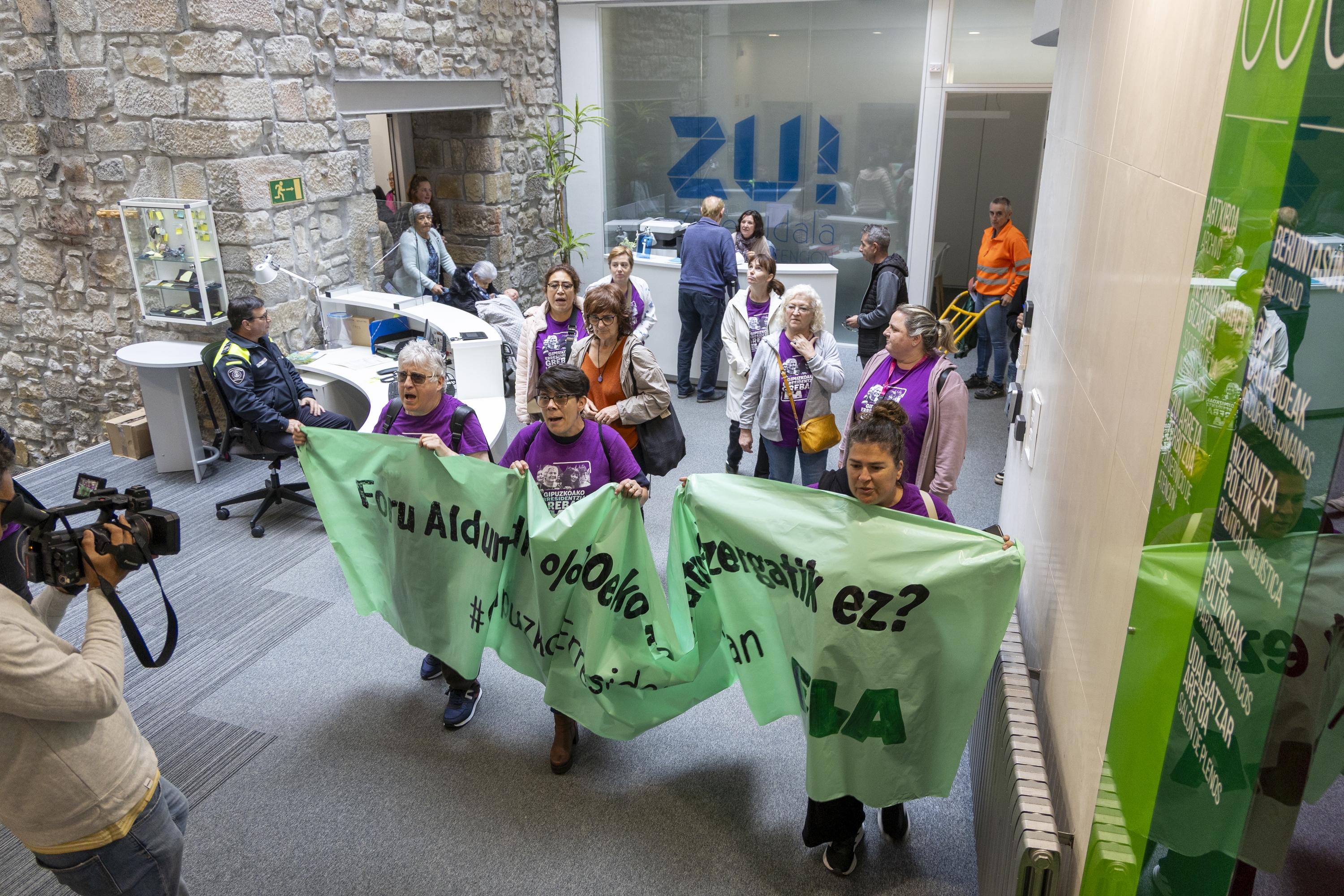 Zahar etxeetako langileak Errenteriako udaletxera sartzen. MAIALEN ANDRES / FOKU