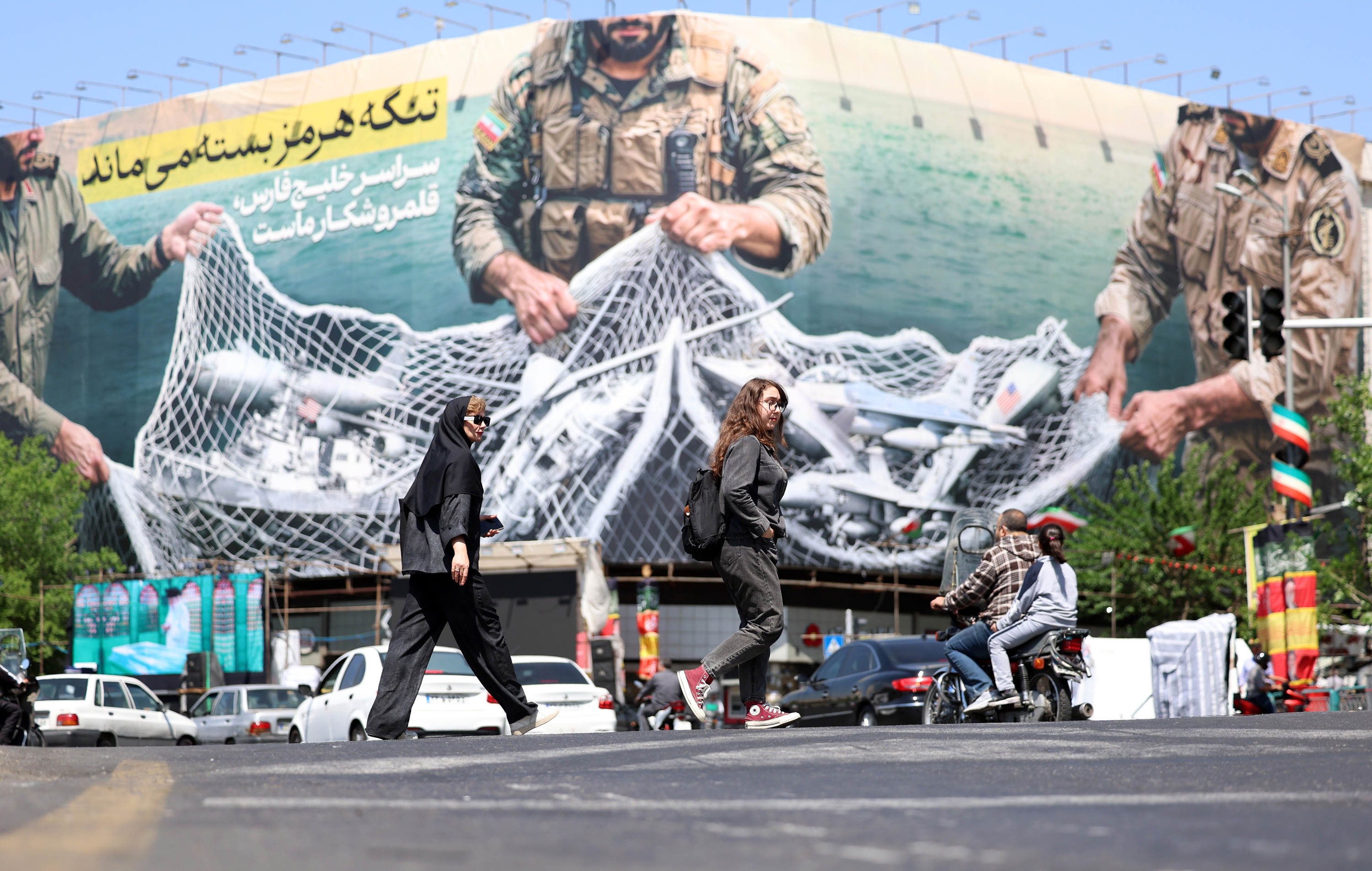 AEBetako armadaren kontrako horma irudi bat, Teheranen, atzo. ABEDIN TAHERKENAREH / EFE