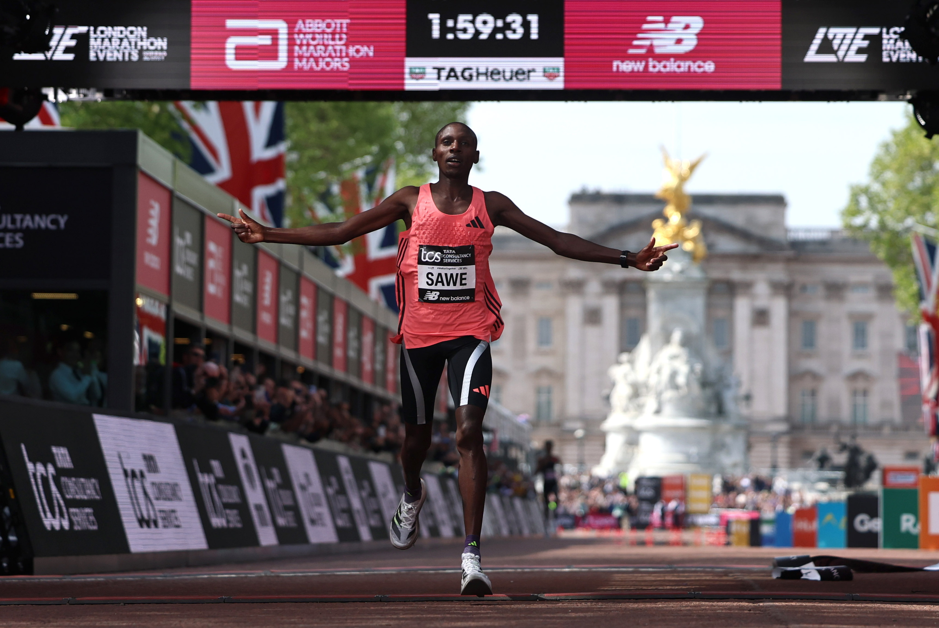Sabastian Sawe helmugaratzen, igandean, Londresko maratoian. NEIL HALL / EFE