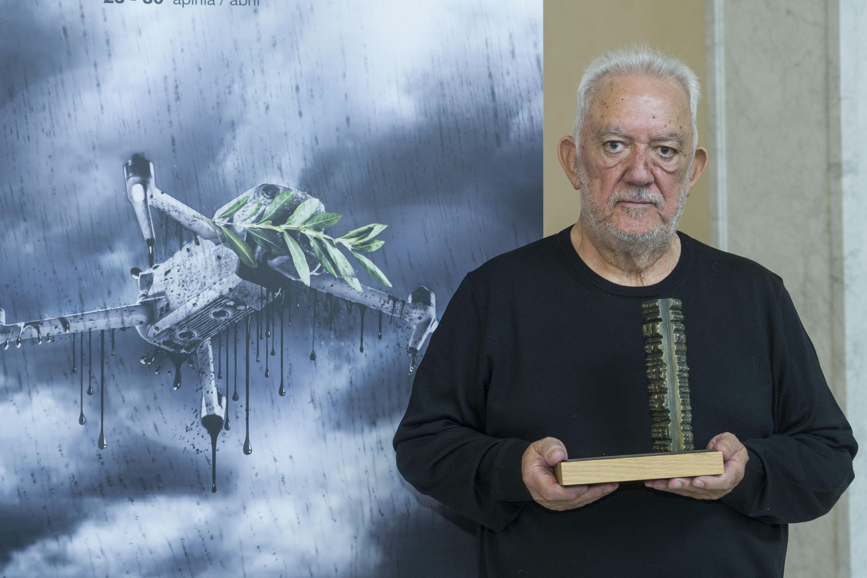 Imanol Uribe, gaur, Giza Eskubideen Zinemaldiaren saria eskuetan duela. JON URBE / FOKU