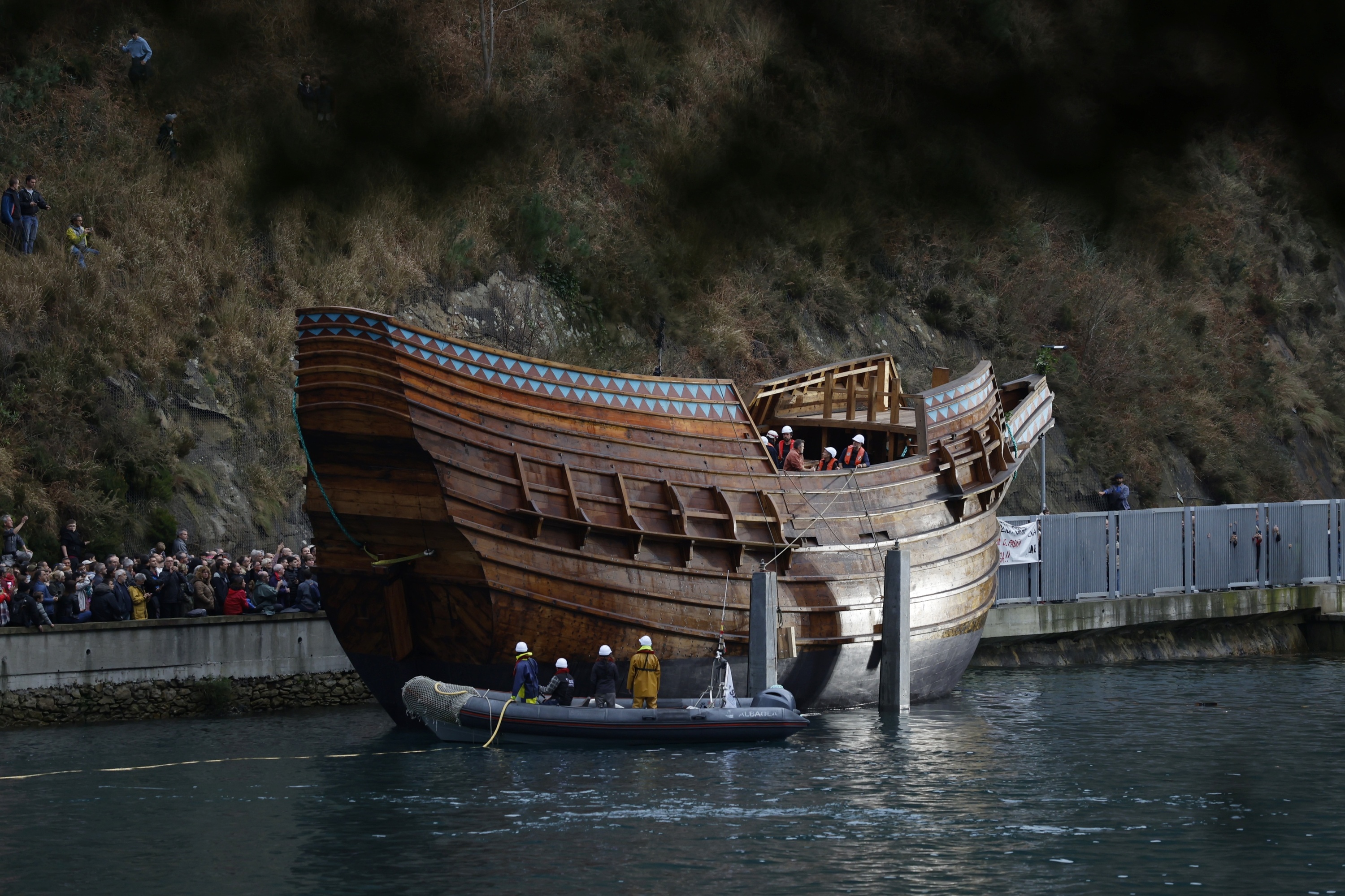 'San Juan' baleontzia, iazko azaroan, Pasaiako badian uretaratu zutenean. MAIALEN ANDRES / FOKU