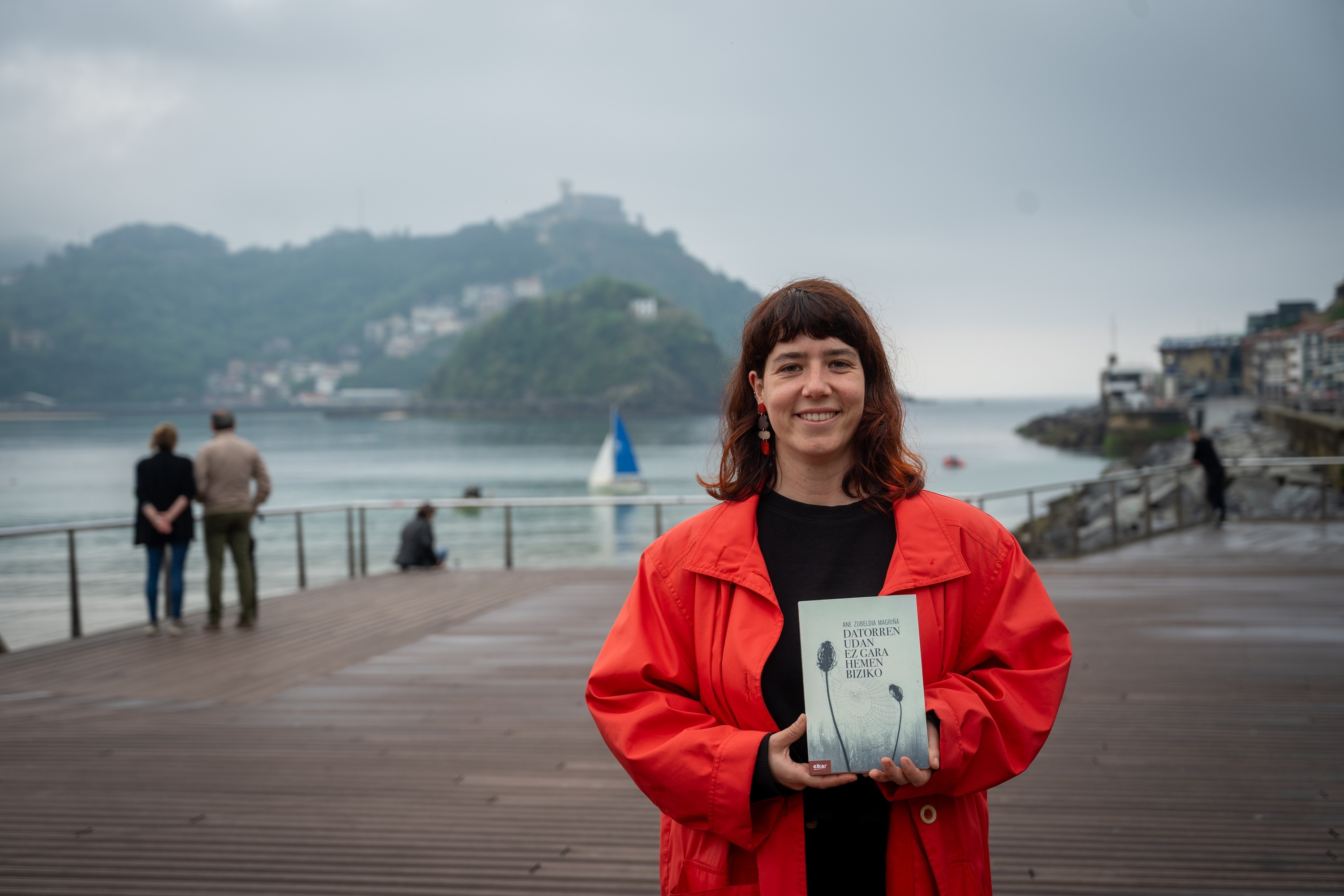 Ane Zubeldia idazlea, gaur Donostian, liburua esku artean duela. GORKA RUBIO / FOKU