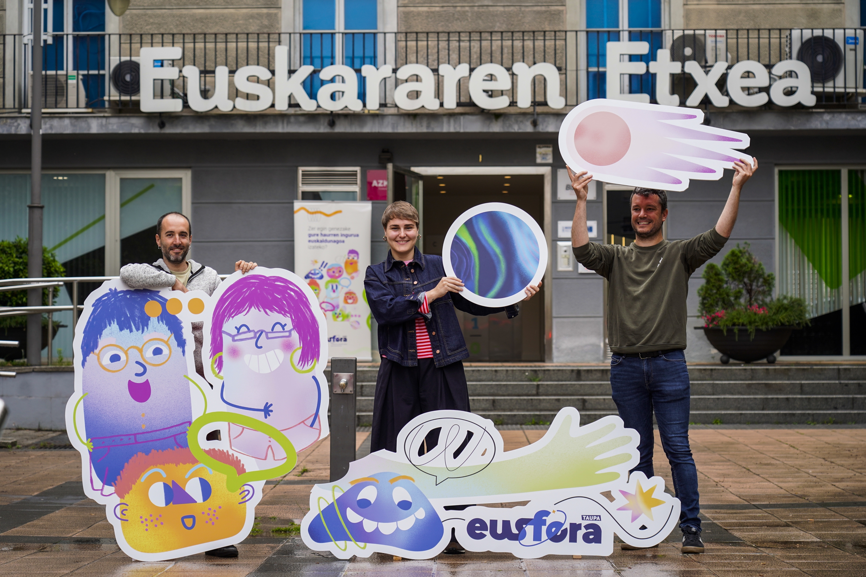 Fabio Perez, Uxue Izko eta Jon Txarroalde Eusfera proiektuaren aurkezpenean, Bilboko Euskararen Etxean. MARISOL RAMIREZ / FOKU