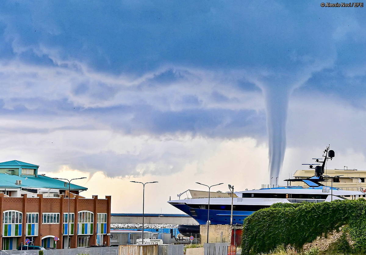 Tornado bat kostaldetik gertu, Livornoko portutik ikusita, Italian, 2024an. A. NOVI / EFE