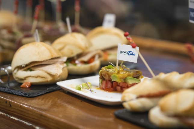 Erdian, hegaluzea daraman pintxo bat. ARITZ LOIOLA / FOKU