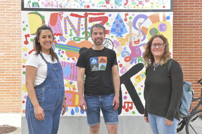 Eskuinetik ezkerrera: Gomez de Segura, Urra eta Beruete, Lizarrako ikastolan, joan zen astean. IDOIA ZABALETA / FOKU
