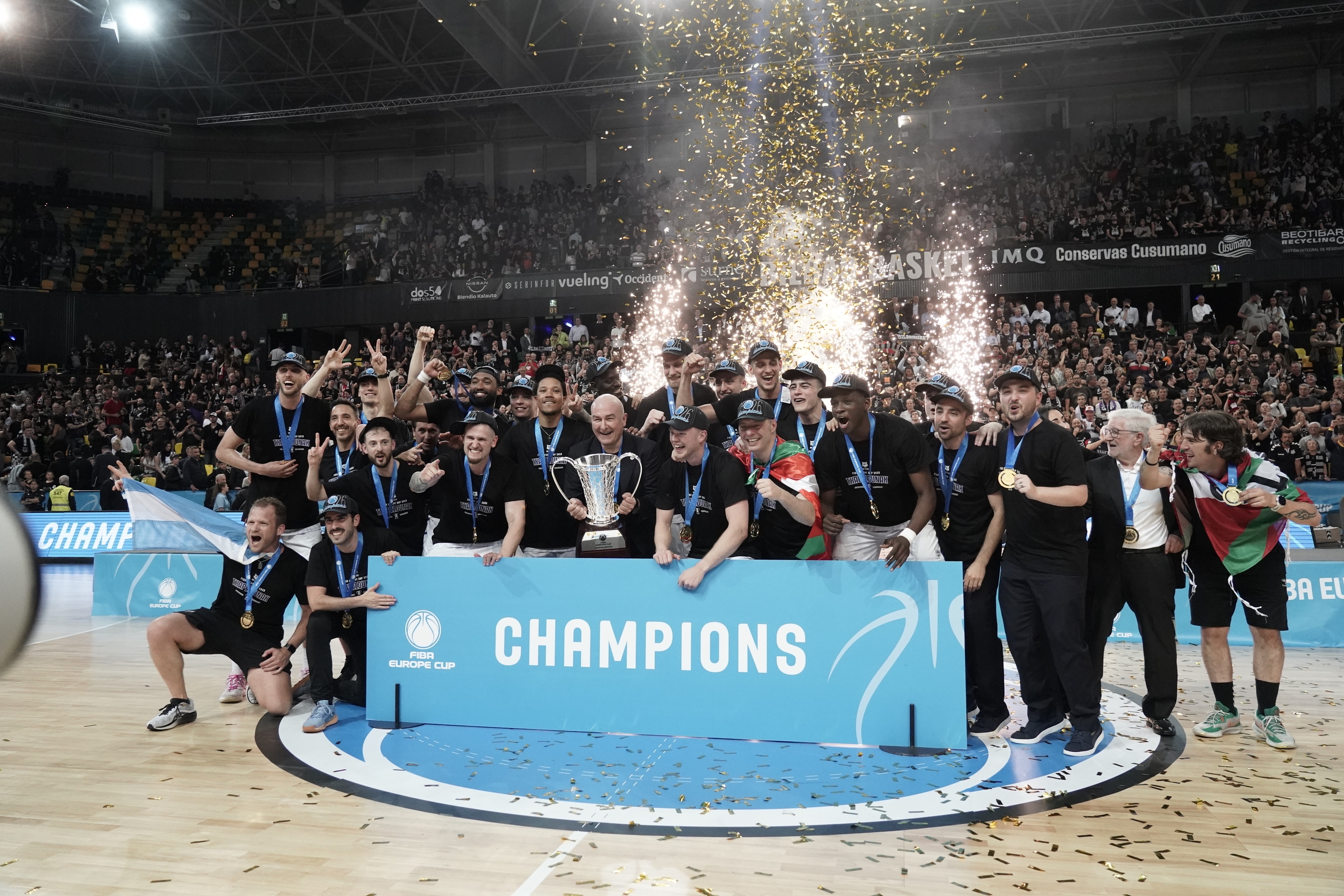 Bilbo Basketeko jokalari, entrenatzaile eta ordezkariak, Europako Kopako garaikurrarekin, atzo, Miribillan. MARISOL RAMIREZ / FOKU