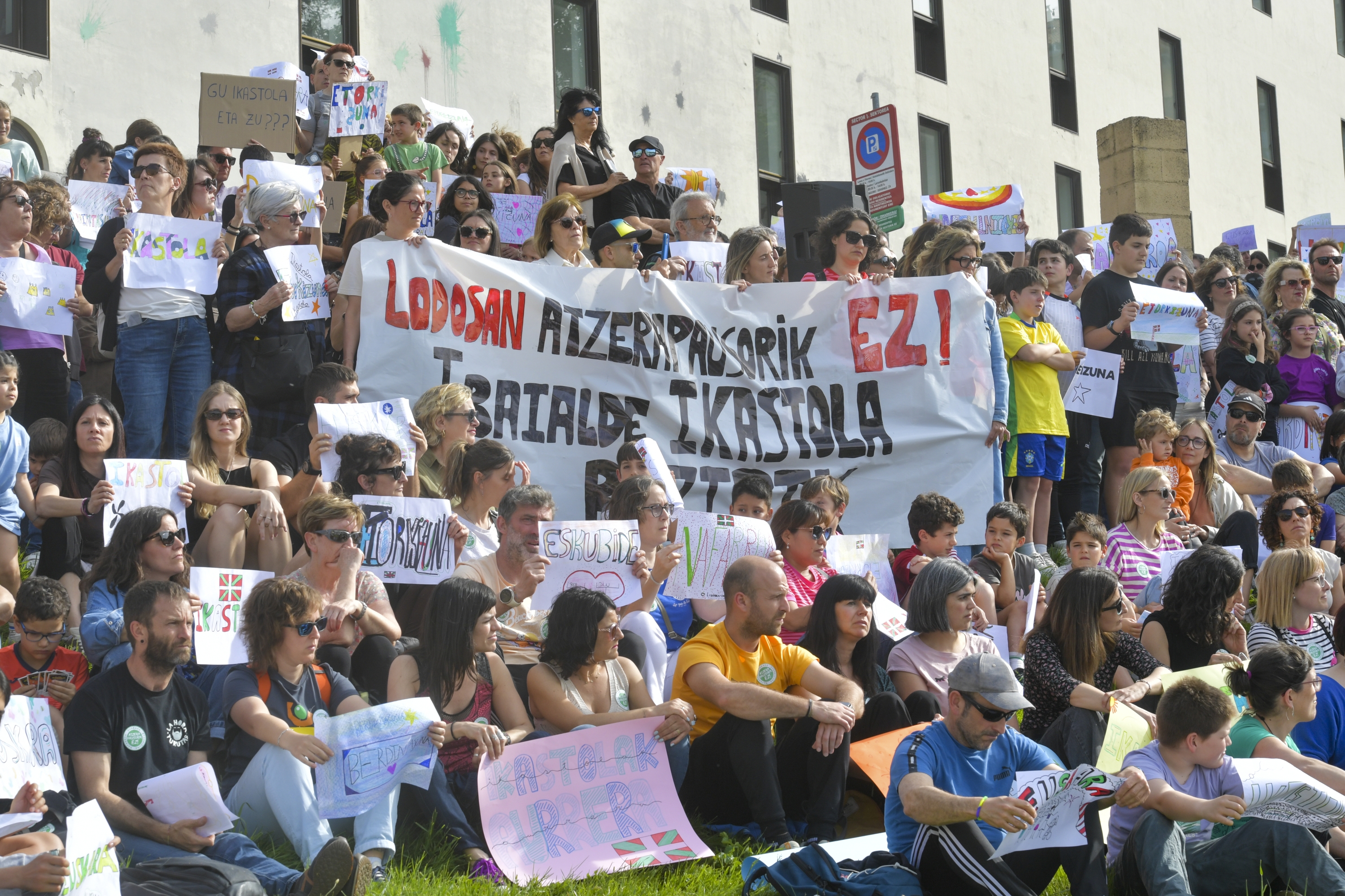 Ikastolek ikasgelen itxieraren harira antolatutako protesta, joan zen astean, Iruñean. IDOIA ZABALETA / FOKU