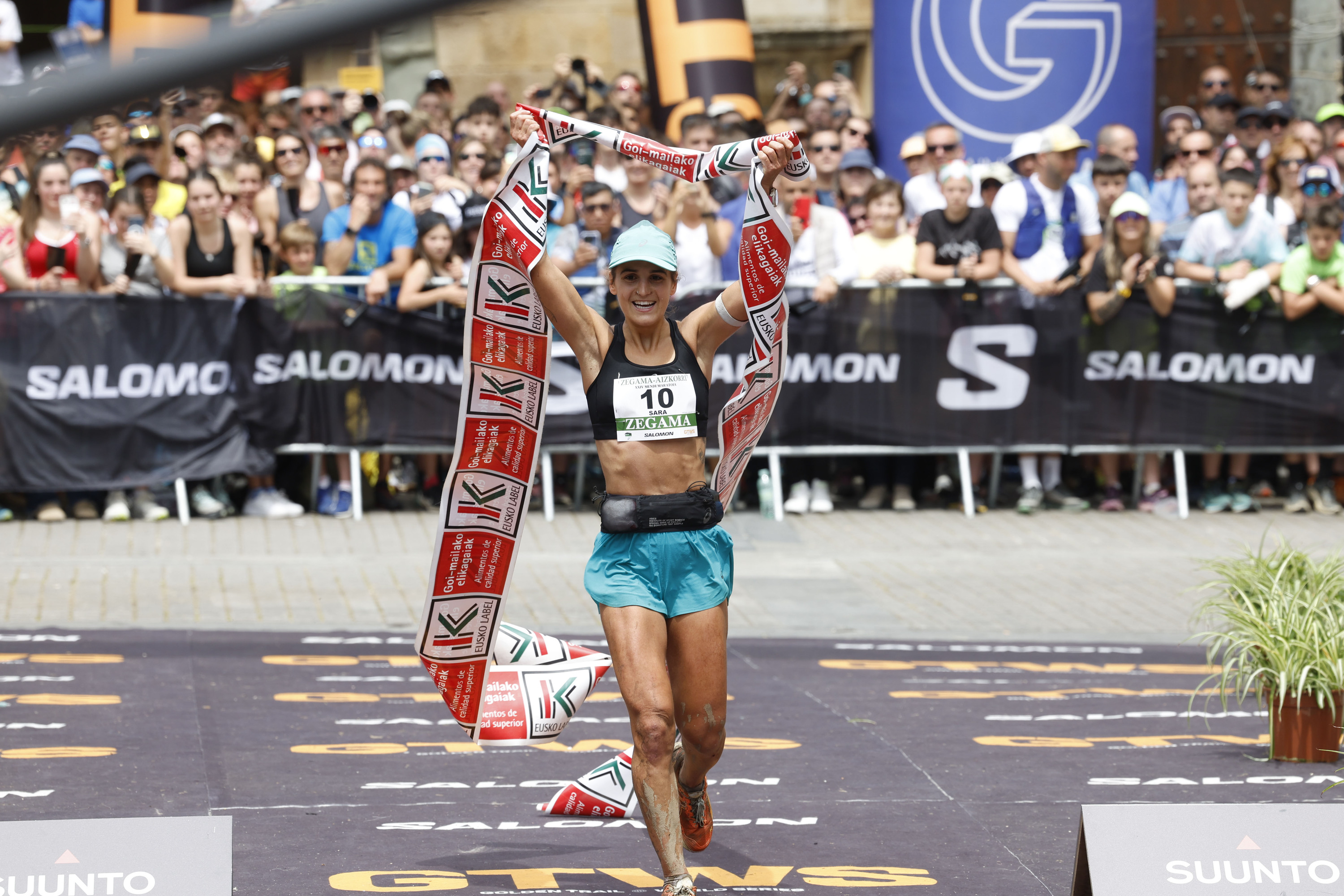 Sara Alonso, iaz, Zegama-Aizkorriko helmugan. JAVIER ETXEZARRETA / EFE