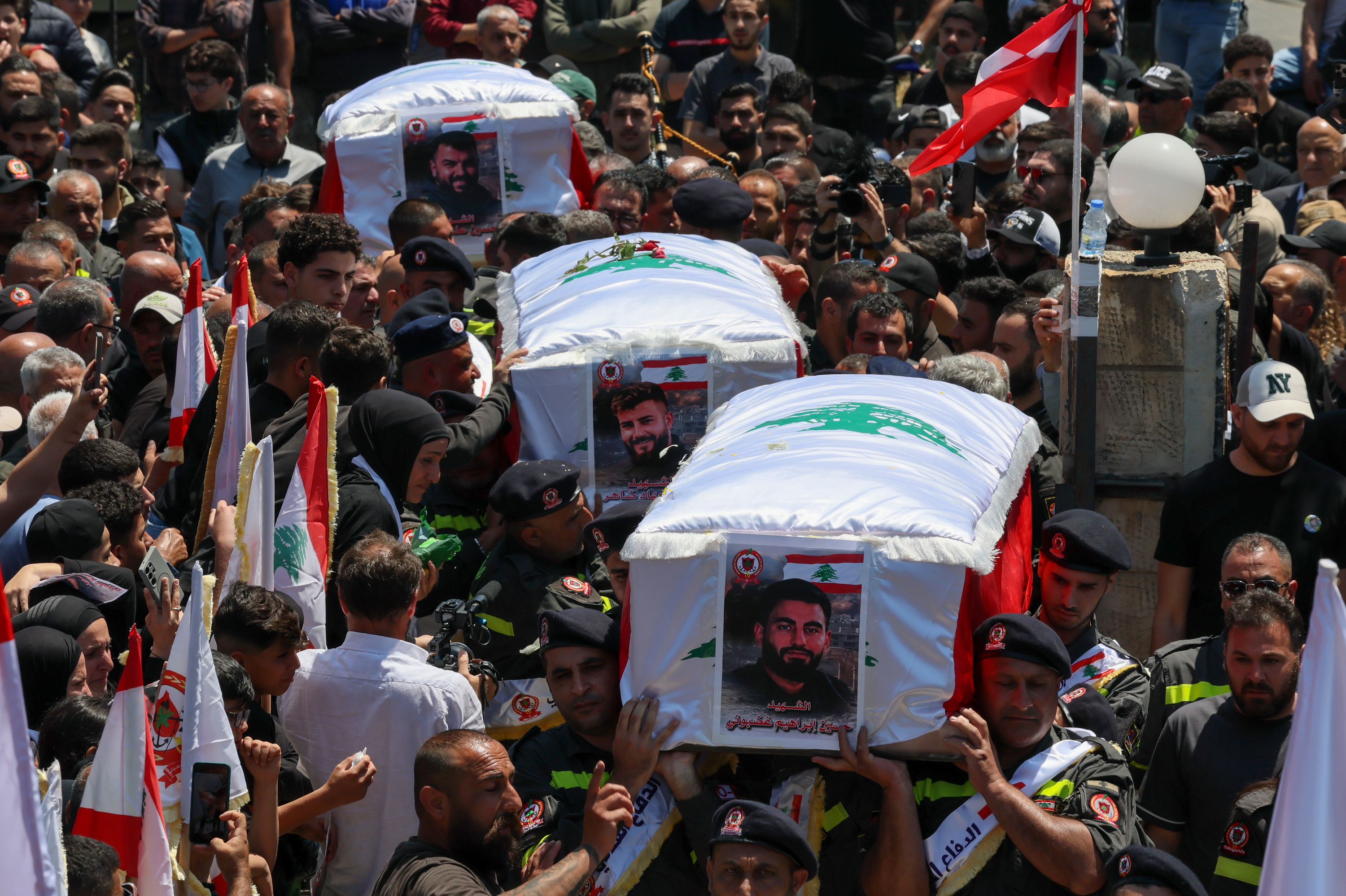 Israelek hildako Libanoko Defentsa Zibileko hiru kideren hileta, gaur, Tiron. WAEL HAMZEH / EFE