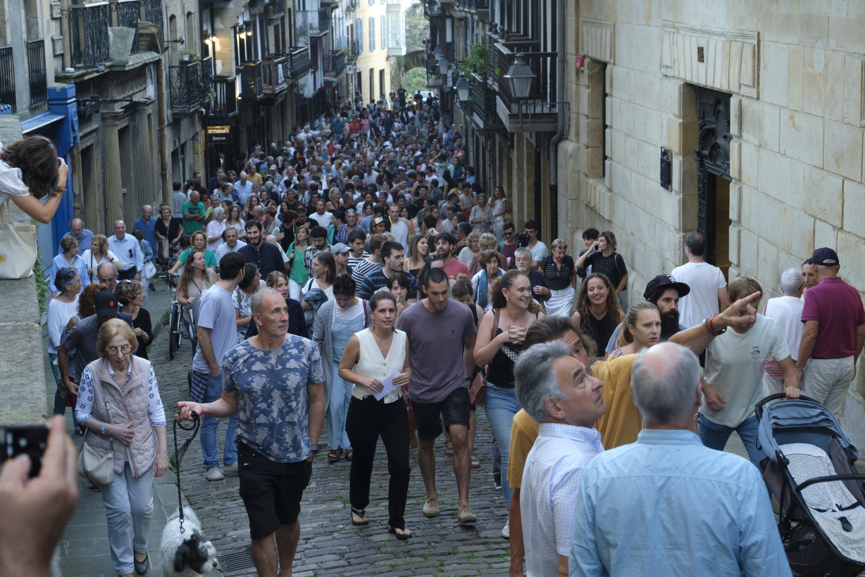 Guztion Alardeak ia bi mila sinadura bildu zituen 2023an, alardean parte hartzeko eskatuz. Udal ordezkariei eman zizkieten, jendearen babesarekin. JON URBE / FOKU