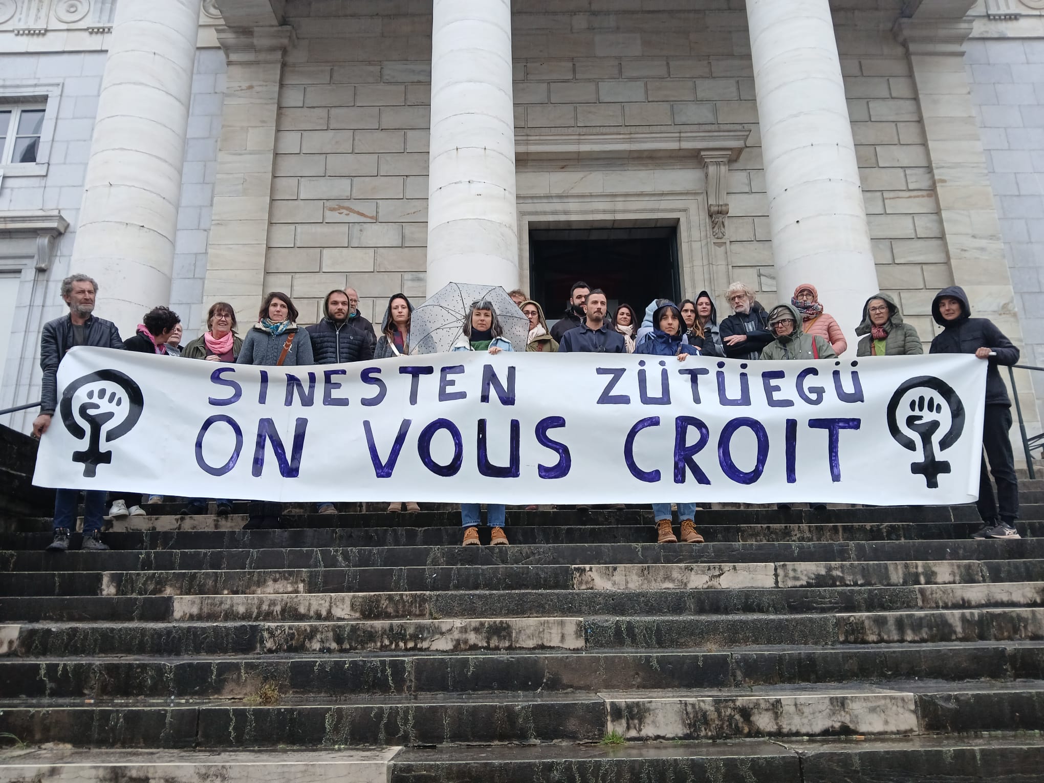  Paueko Auzitegiaren aitzinean martxoan deitutako elkarretaratze feminista. JOANES ETXEBARRIA