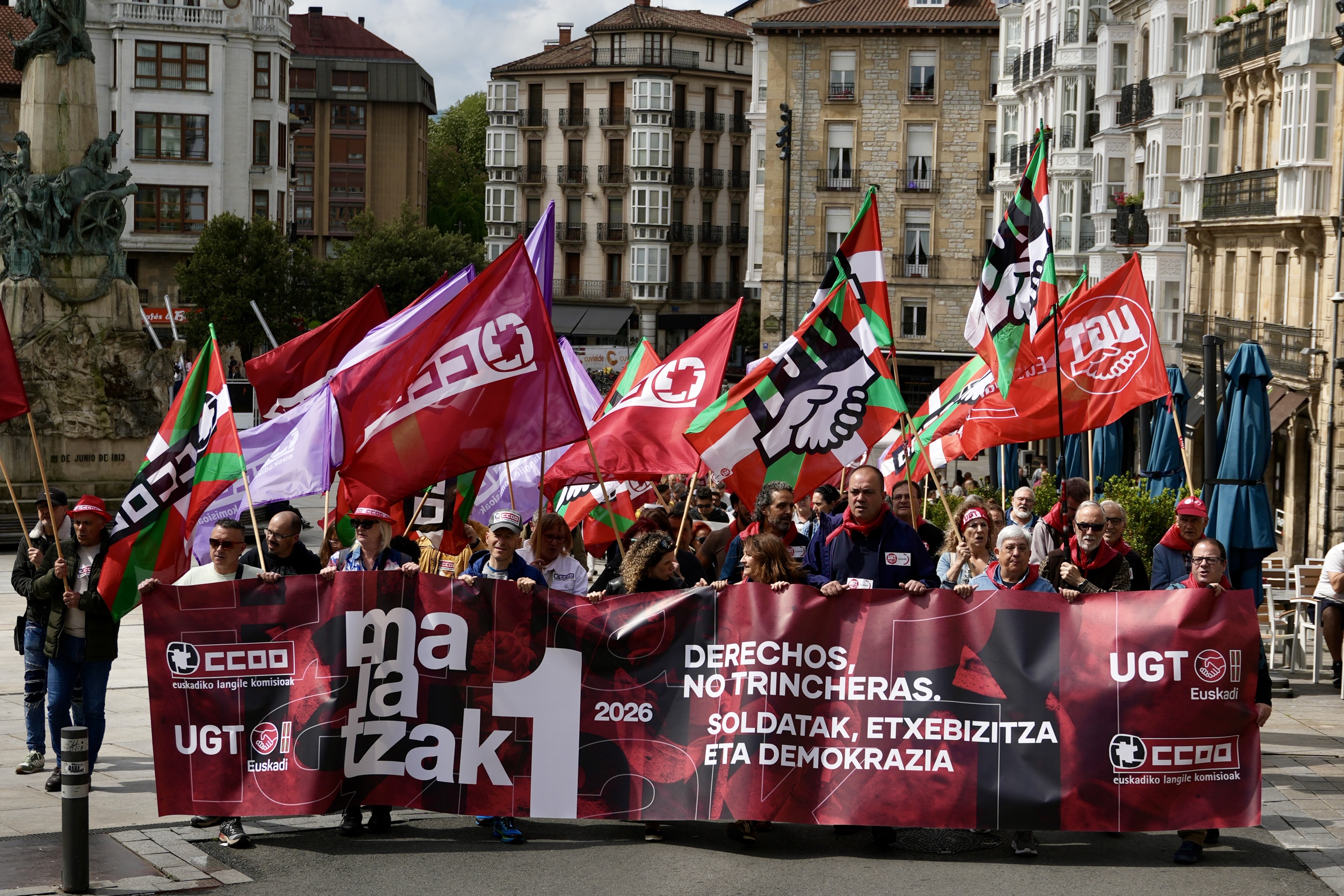 CCOOk eta UGTk Hego Euskal Herriko lau hiriburuetan egin dituzte manifestazioak; irudian, Gasteizkoa. AITOR KARASATORRE / FOKU
