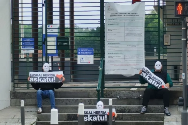 Jardun koordinakundeko hiru kideak, Baionako suprefeturan. BERRIA