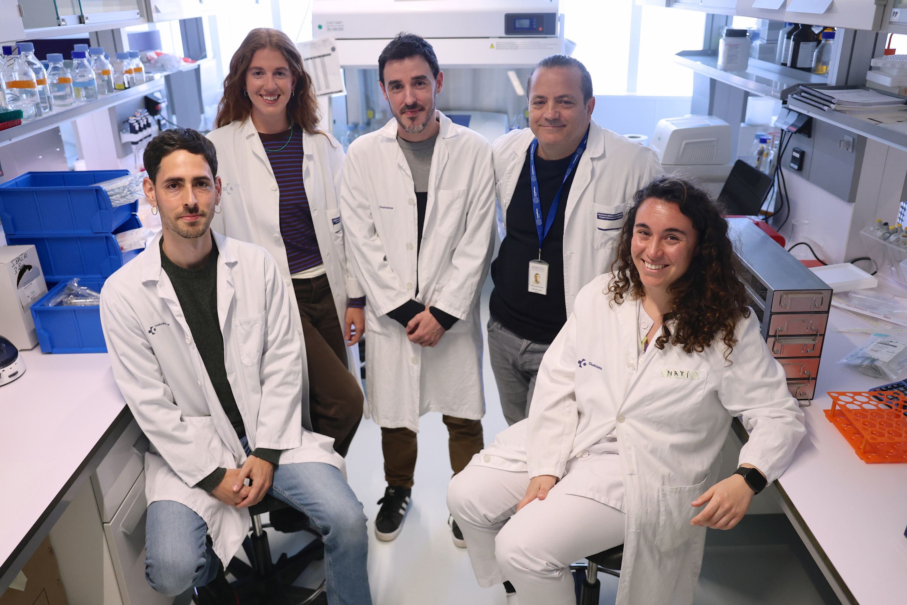 Neuroirudi Konputazionaleko ikerketa taldea, laborategian: Asier Erramuzpe, Izaro Fernandez Iriondo, Ibai Diez, Jesus M. Cortes eta Nati Alkorta. OSKAR MATXIN EDESA / FOKU