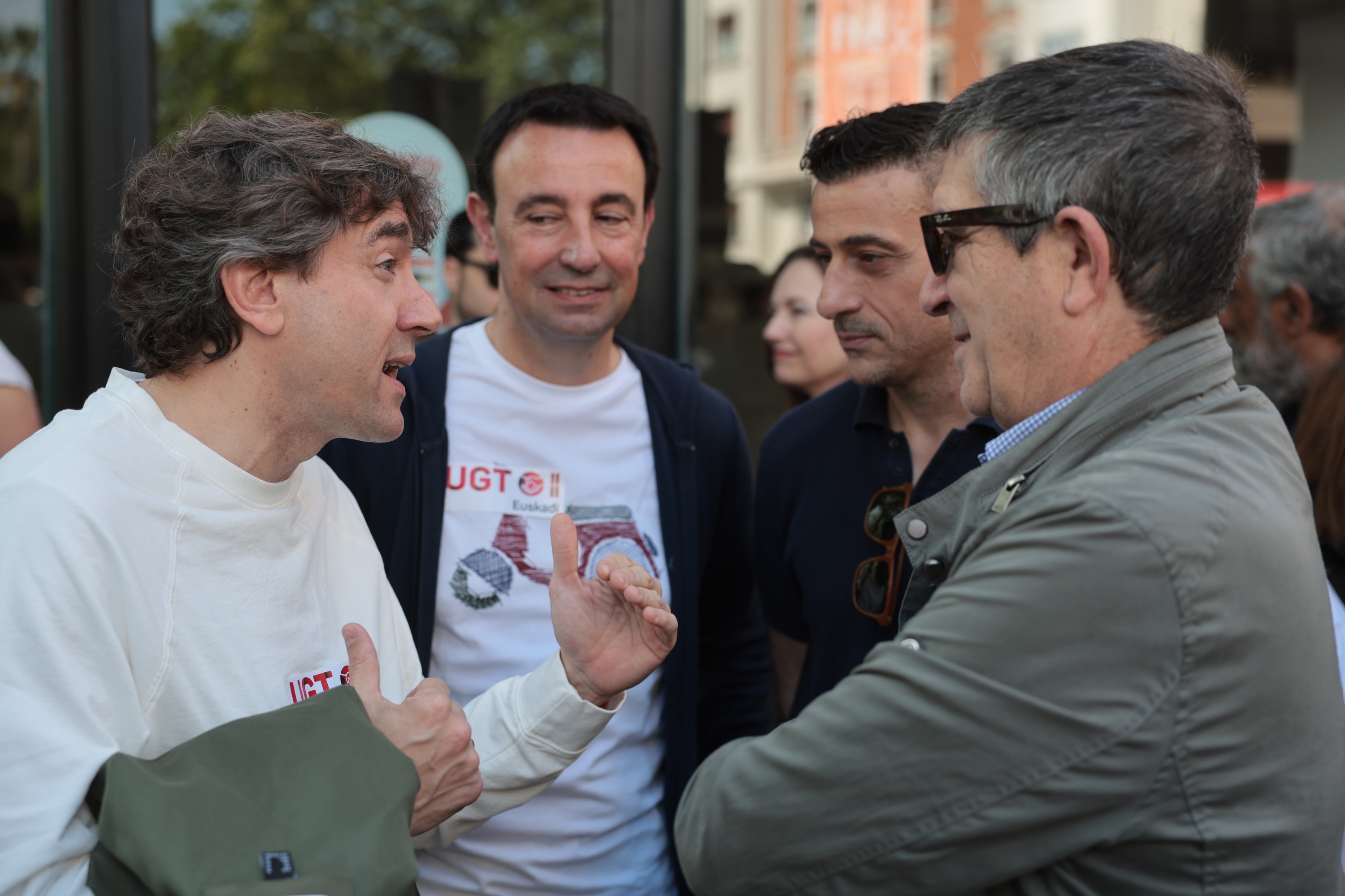 Eneko Andueza PSE-EEko idazkari nagiusia bere alderdikide batzuekin hizketan, gaur, Bilboko manifestazioan. LUIS TEJIDO / EFE