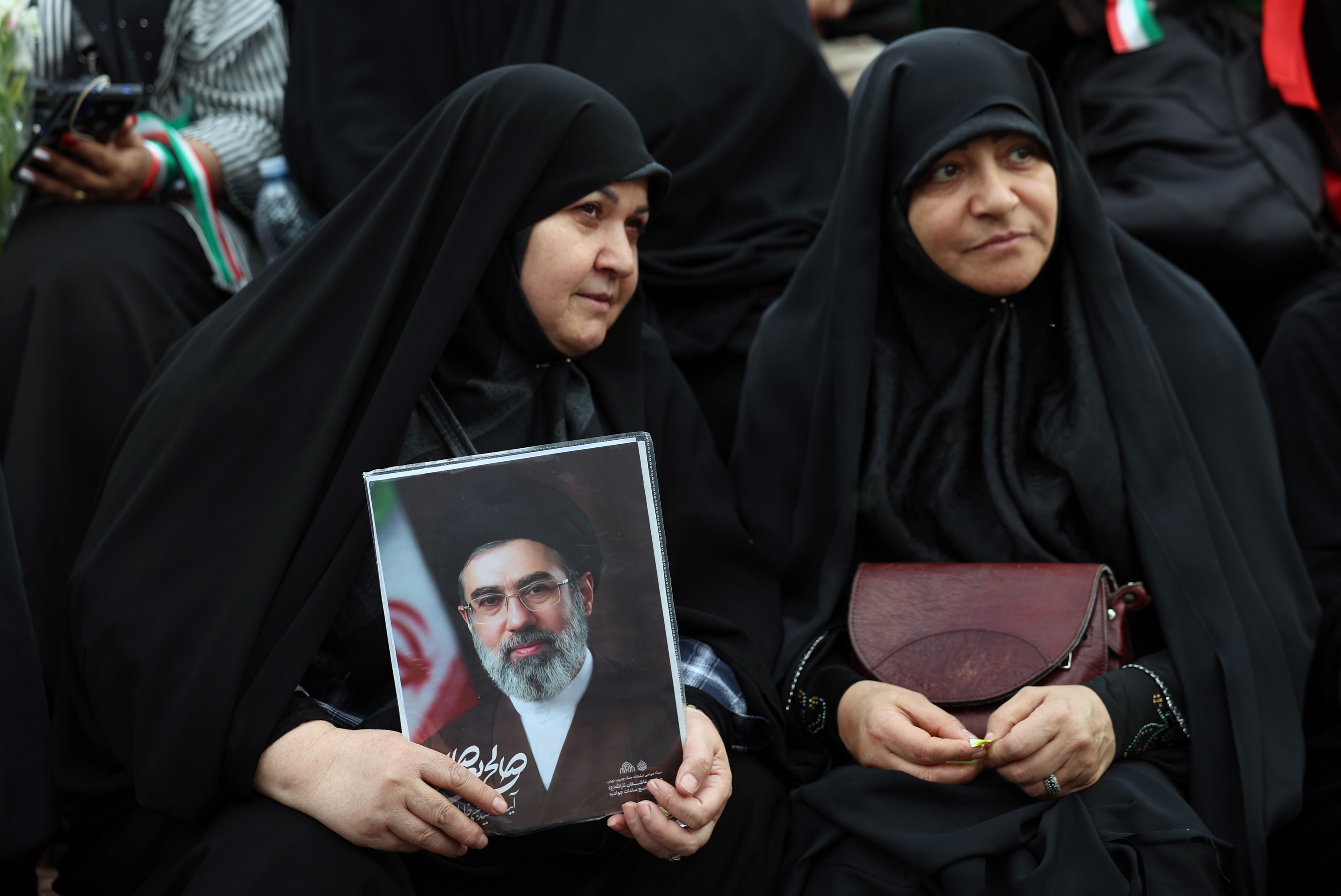 Bi andre Mojtaba Khamenei Irango lider gorenaren irudi batekin, Teheranen, hereneguneko manifestazio batean. ABEDIN TAHERKENAREH / EFE