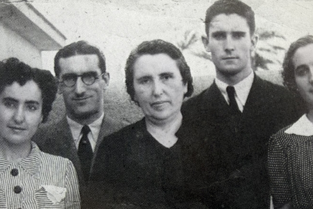 (ID_17776521841185) (/EZEZAGUNA) Miangolarra familia