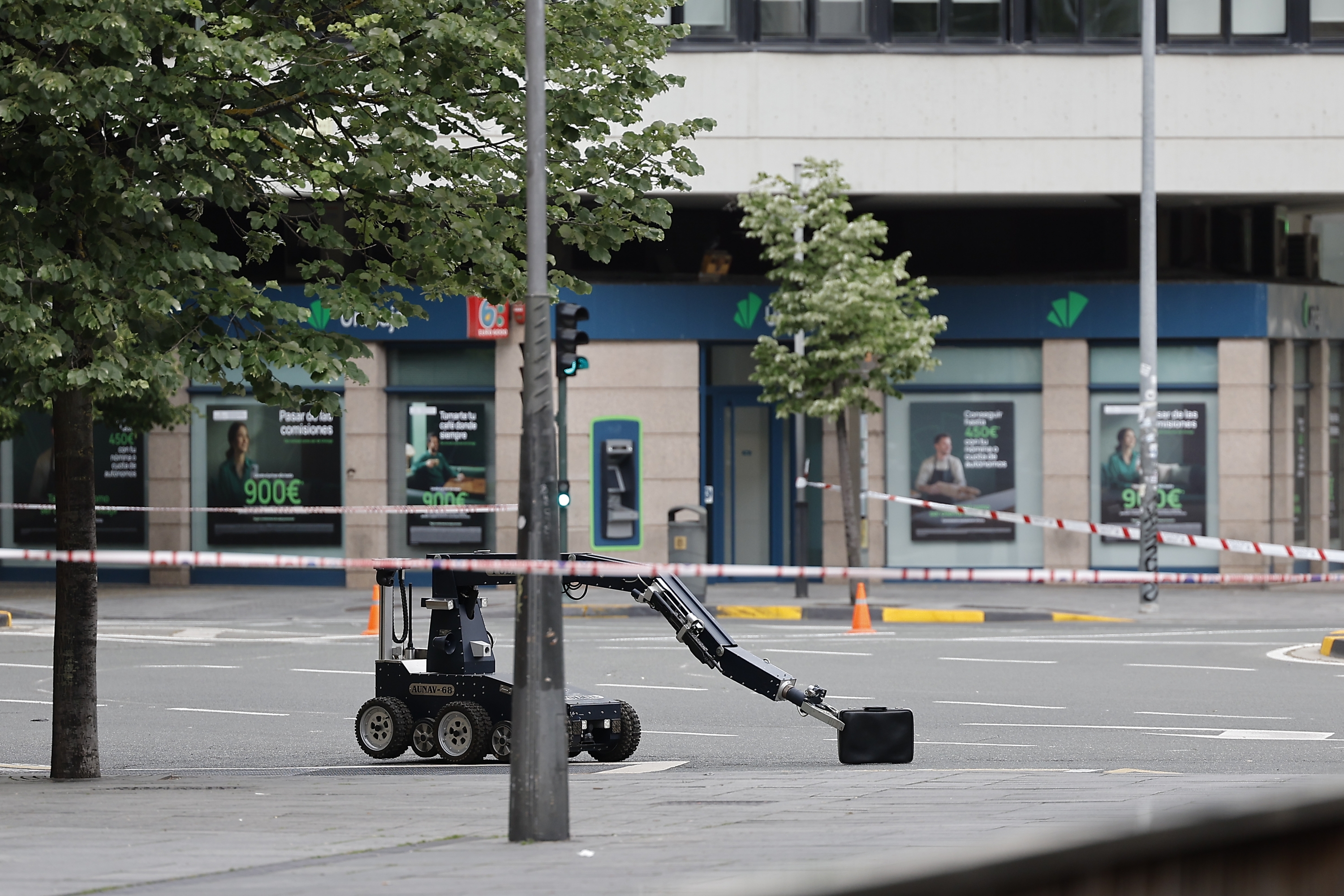 Robot berezi batekin ikertu dute objektua lehendabizi, eta leherrarazi egin dute gero. VILLAR LOPEZ / EFE