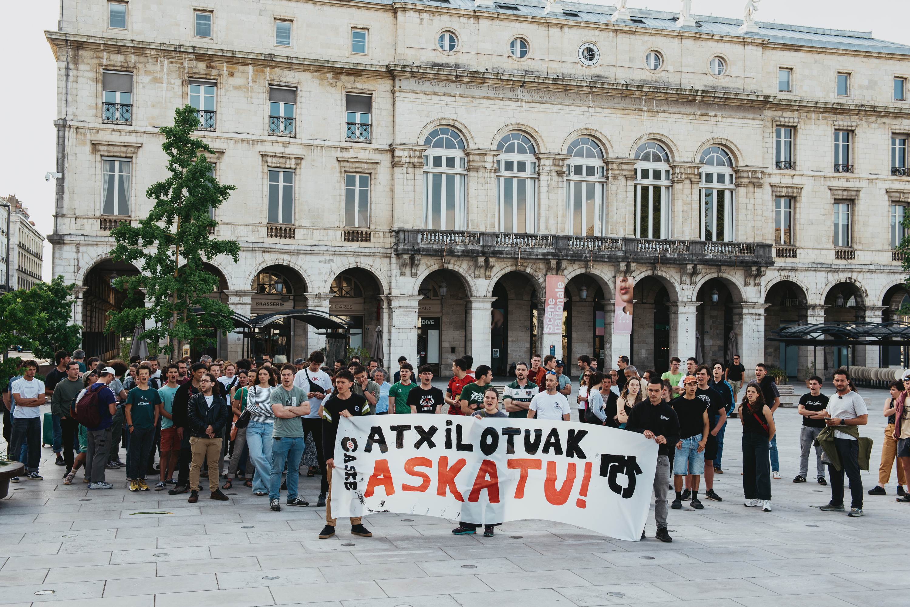 Atxilotuak askatzeko egindako elkarretaratzea, atzo arratsaldean, Baionan. GUILLAUME FAUVEAU