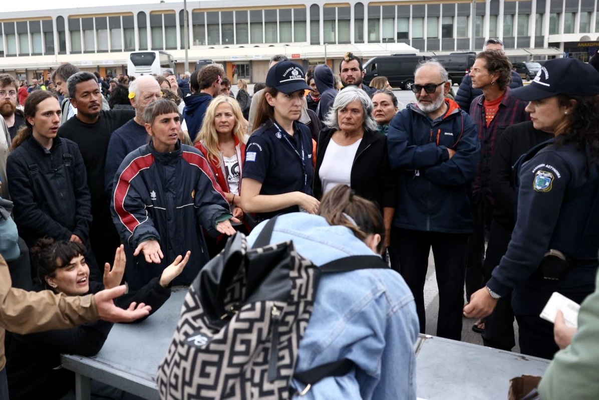 Global Sumud Flotillako zenbait ekintzaile, atzo, Kretako Heraklion aireportuan. EFE