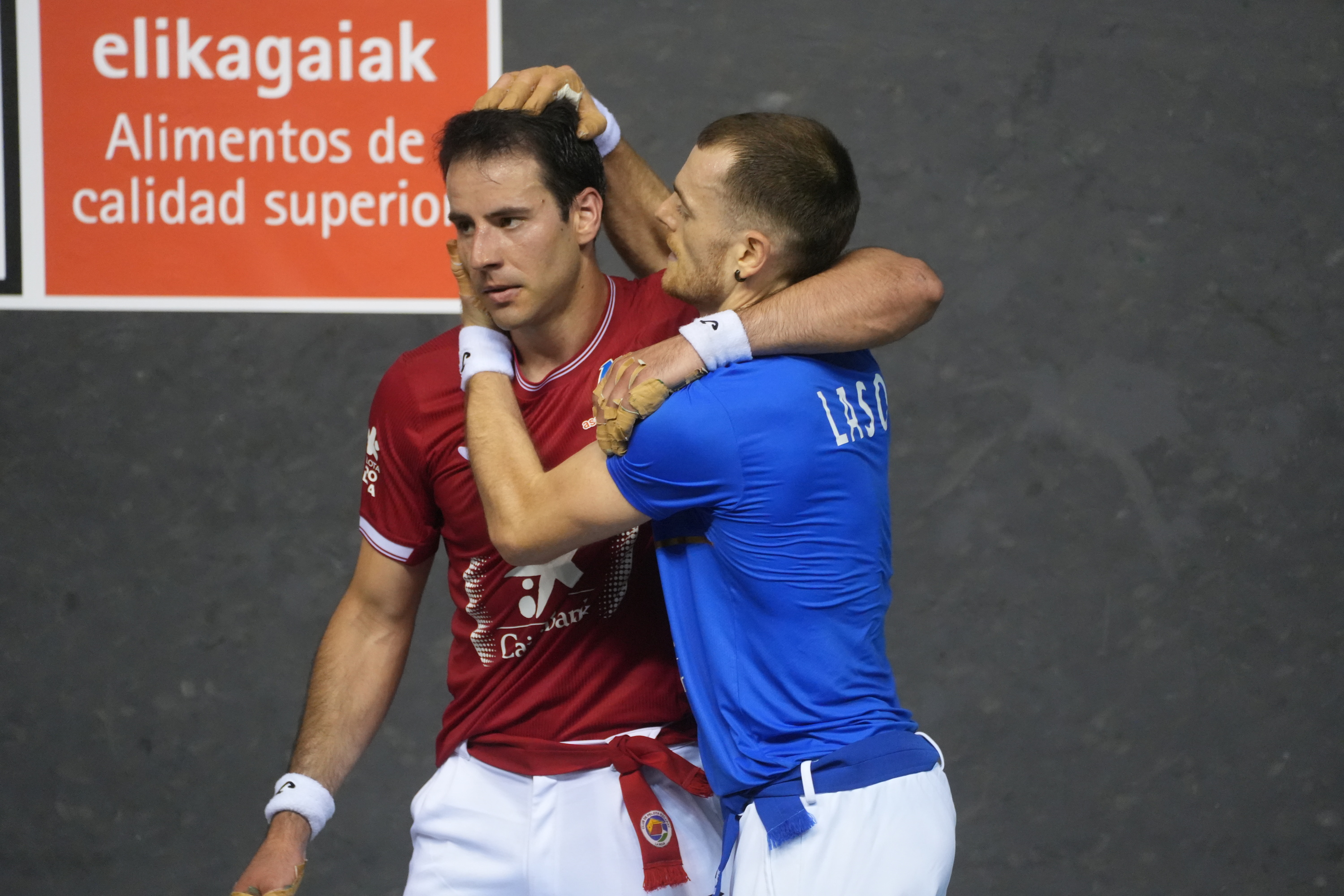 Dario eta Laso elkar agurtuz partida amaieran. JON URBE / FOKU
