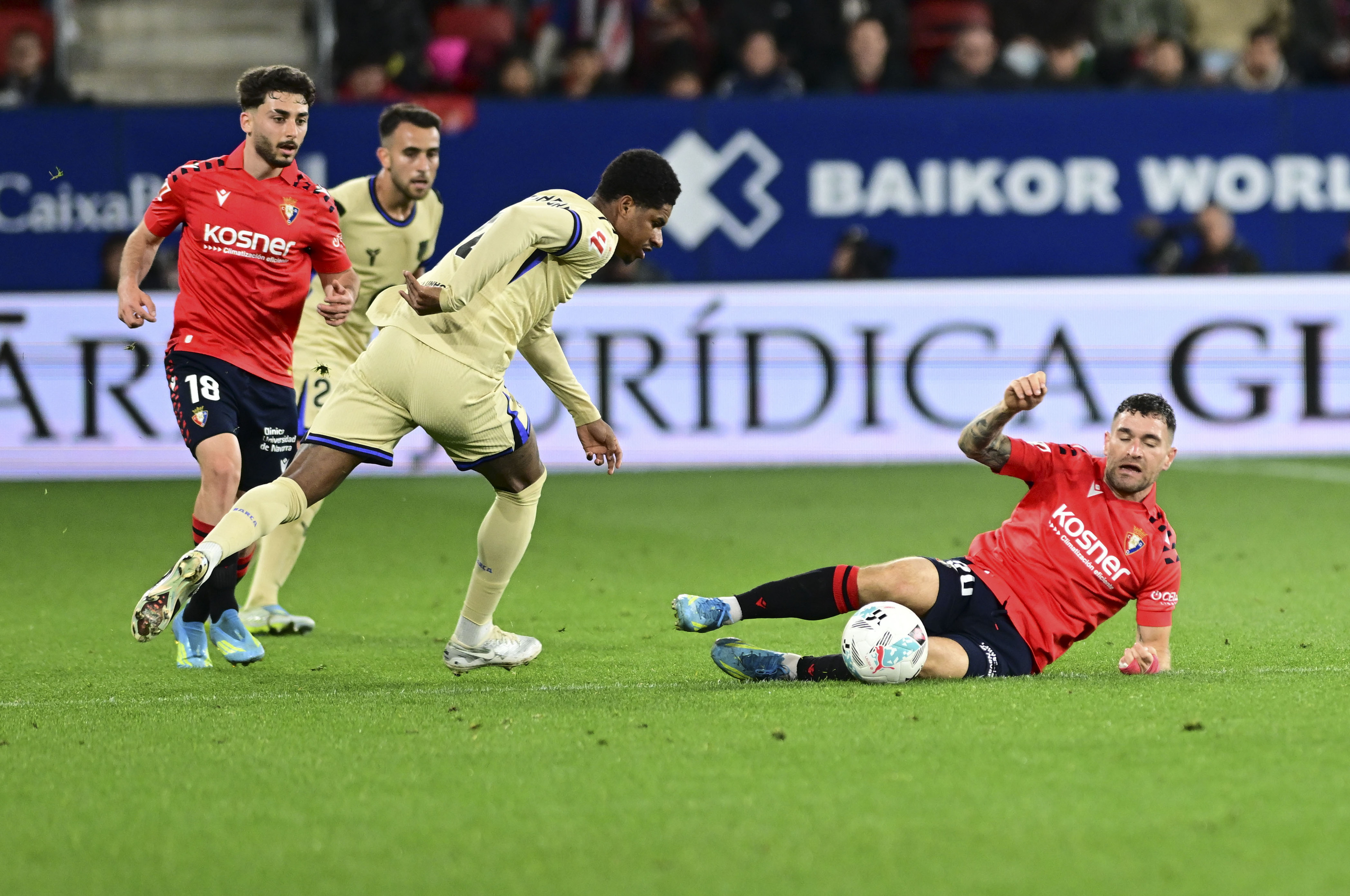 Osasunako Javi Galan baloia mozten, aurrean Bartzelonako Rashford duela. IÑAKI PORTO / EFE