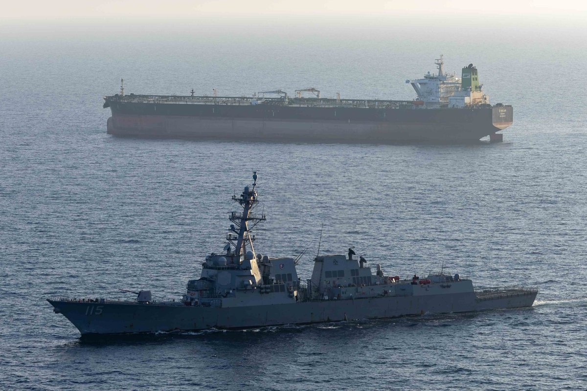 Petroliontzi bat eta AEBetako armdako ontzi bat Ormuzko itsasartean, duela bi aste. CENTCOM / EFE