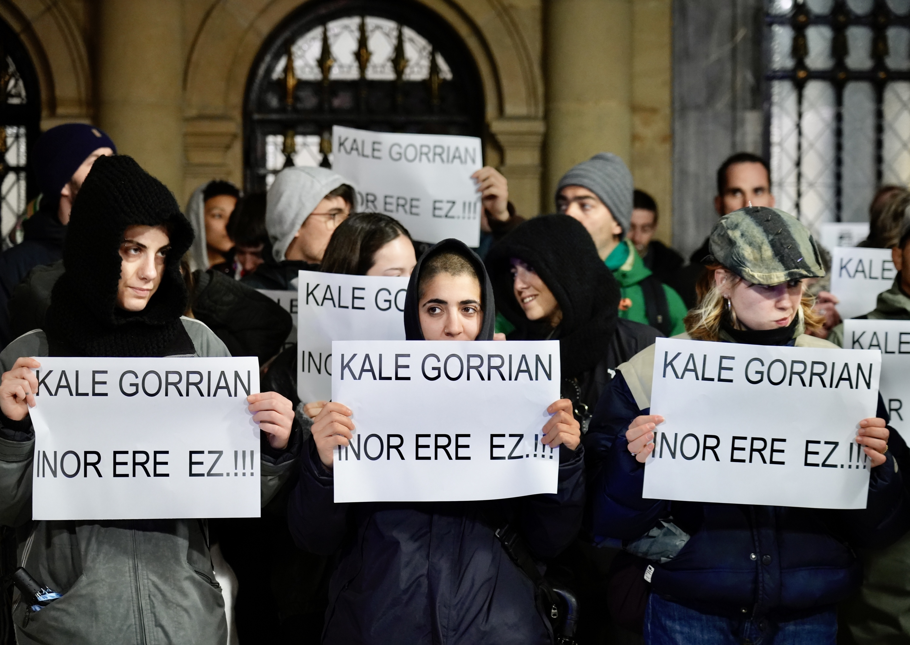 Herrerako Zardoya Otis eremuko pabiloi bat hustu zutela salatzeko egindako elkarretaratze bat, urtarrilean, Donostian. ANDONI CANELLADA / FOKU