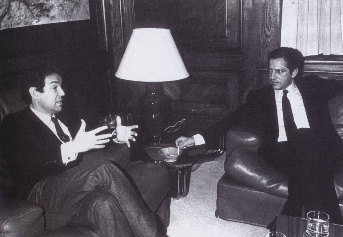 Carlos Garaikoetxea Euskal Kontseilu Nagusiko lehendakaria eta Adolfo Suarez Espainiako gobernuburuaren arteko bilera, Moncloan (Madril, Espainia), 1979an. EZEZAGUNA