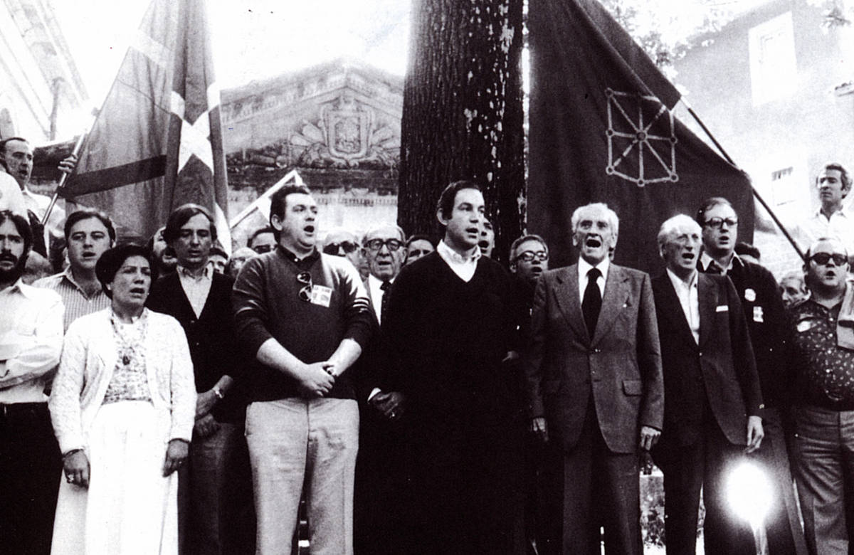 Estatutua negoziatzen ari ziren garaiko argazkian, Iñaki Anasagasti, Carlos Garaikoetxea, Manuel Irujo eta beste hainbat jeltzale, Gernikako arbolaren aurrean. EZEZAGUNA