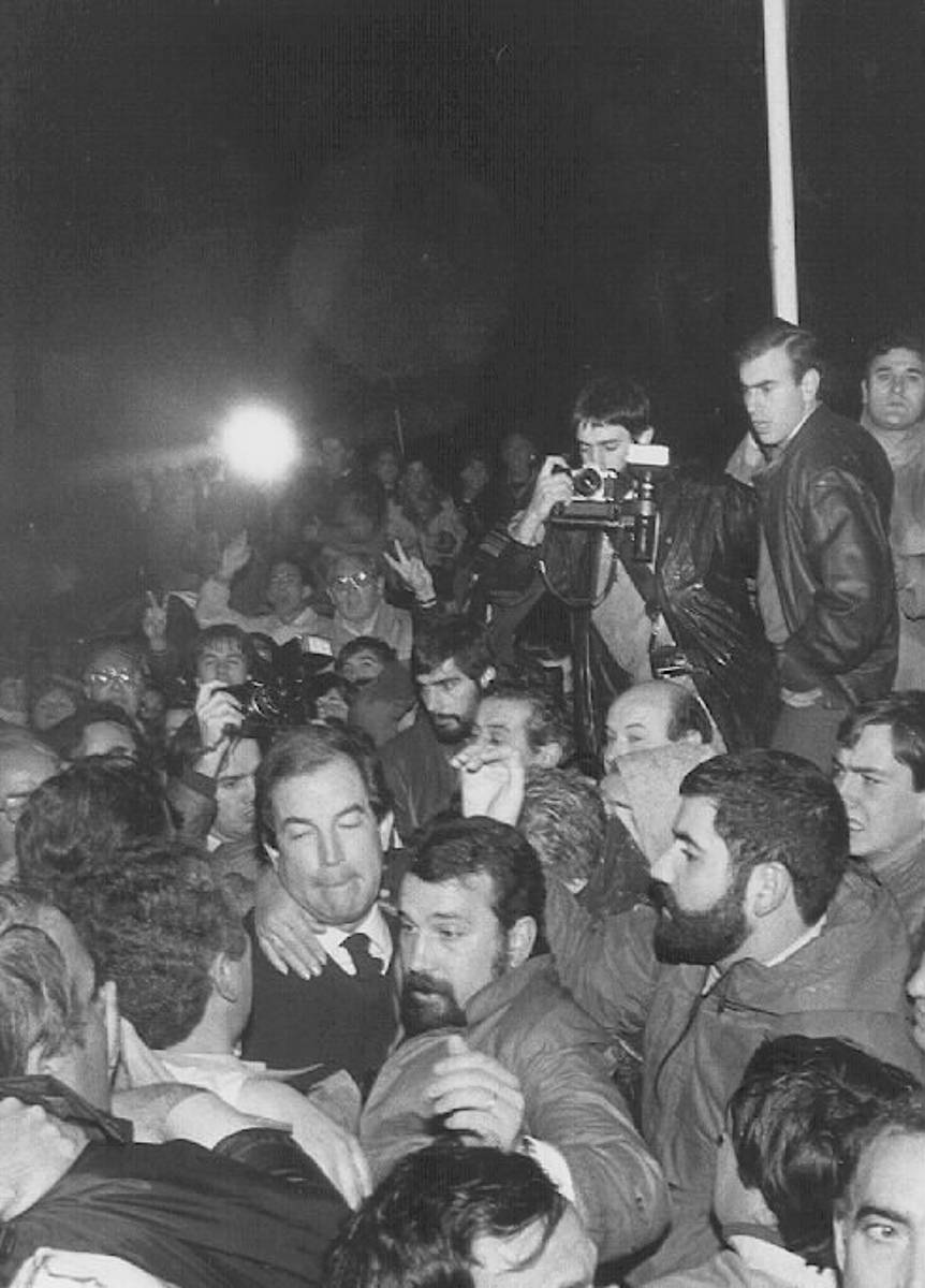 Carlos Garaikoetxea EAJren batzar nazionalera sartzen, Artean, alderdiak konfiantza kendu dion egunean, 1984an. EL DIARIO VASCO
