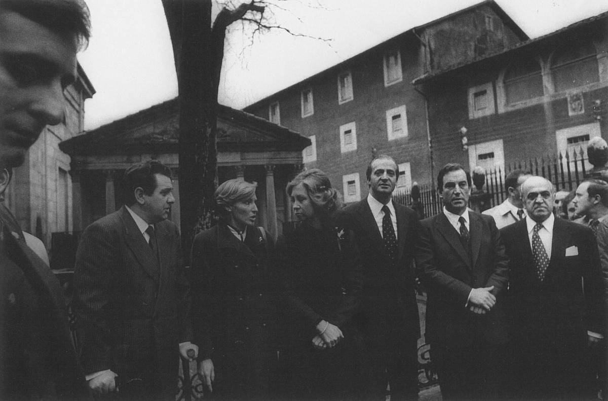 Alboan, eskuin, Carlos Garaikoetxea lehendakaria eta Jose Maria Makua ahaldun nagusia. Ezker, Juan Jose Pujana Eusko legebiltzarreko lehendakaria. DANIEL VELEZ