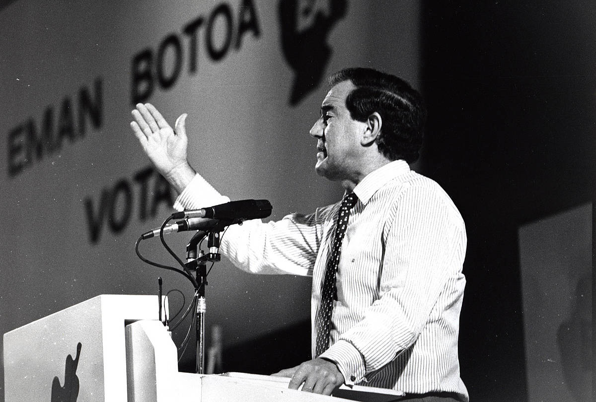 Carlos Garaikoetxea Eusko Legebiltzarrerako hauteskundeetako kanpaineko mitin batean, 1990ean. ANDER GILLENEA / EUSKALDUNON EGUNKARIA