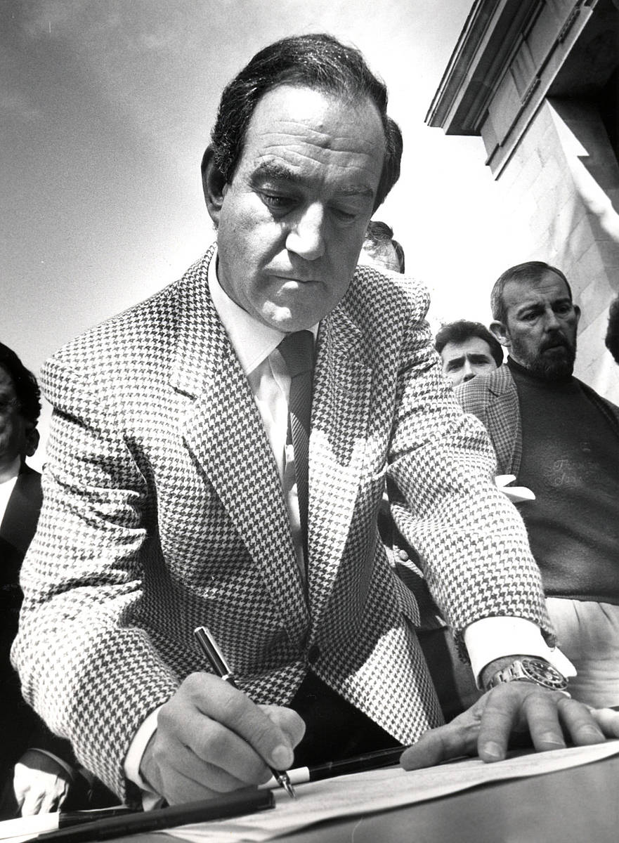 Carlos Garaikoetxea Gernikako Juntetxean, Euskararen Agiria sinatzen 1991n. JOSE SIMAL / EUSKALDUNON EGUNKARIA 