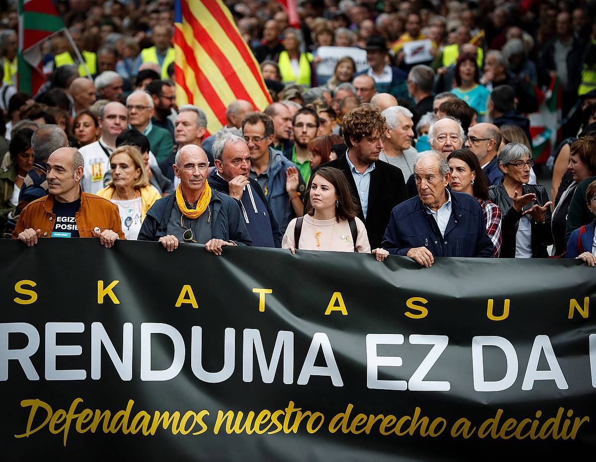 Kataluniako buruzagi independentisten aurkako epaiketa salatzeko manifestazioan, Donostian. JAVIER ETXEZARRETA / EFE
