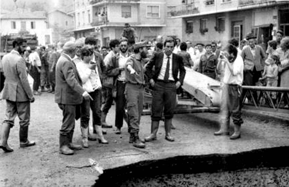 Carlos Garaikoetxea Jaurlaritzako lehendakaria, Busturian, 1983ko abuztuko uholdeetan. EZEZAGUNA