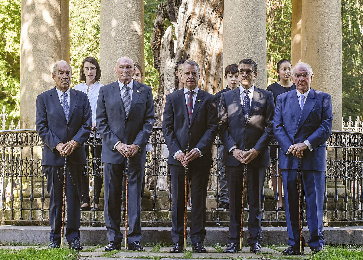Jose Antonio Agirre lehendakariak kargua zin egin zueneko 80. urteurrena. Carlos Garaikoetxea, Juan Jose Ibarretxe, Iñigo Urkullu, Patxi Lopez eta Jose Antonio Ardanza lehendakariak. MIGUEL TOÑA / EFE