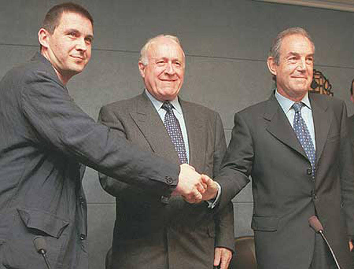 Arnaldo Otegi (EH), Xabier Arzalluz (EAJ) eta Carlos Garaikoetxea (EA), gobernu akordioaren izenpetzean, Gasteizen, 1999an. BERRIA